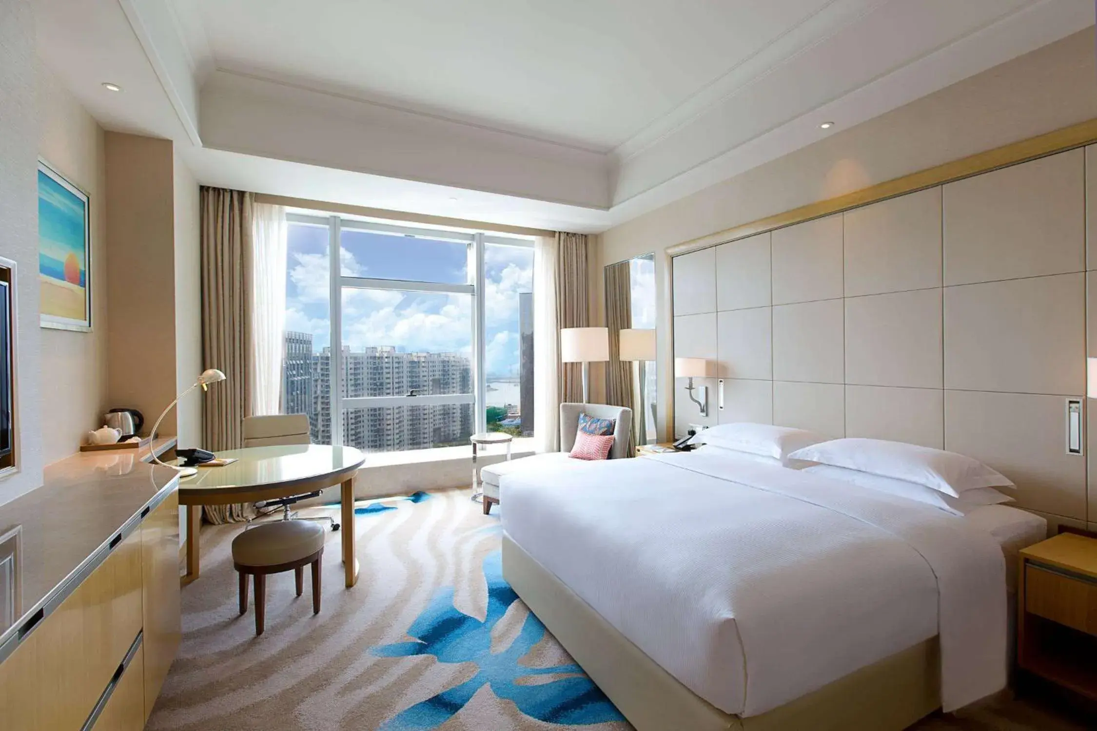 Deluxe King Room with City View in DoubleTree by Hilton Hotel Xiamen - Wuyuan Bay Deluxe King Room with City View in DoubleTree by Hilton Hotel Xiamen - Wuyuan Bay
