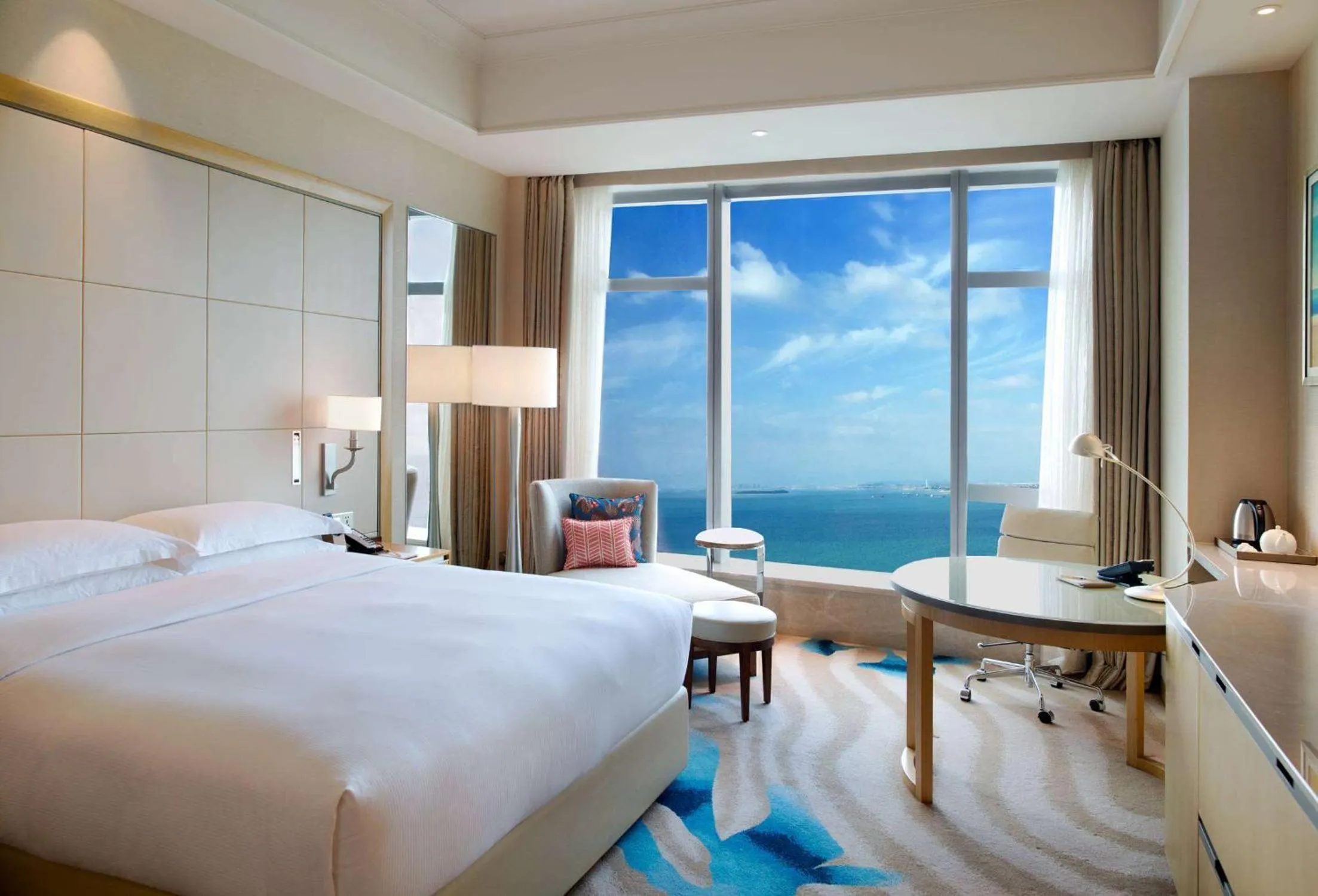 Living room, Bed in DoubleTree by Hilton Hotel Xiamen - Wuyuan Bay