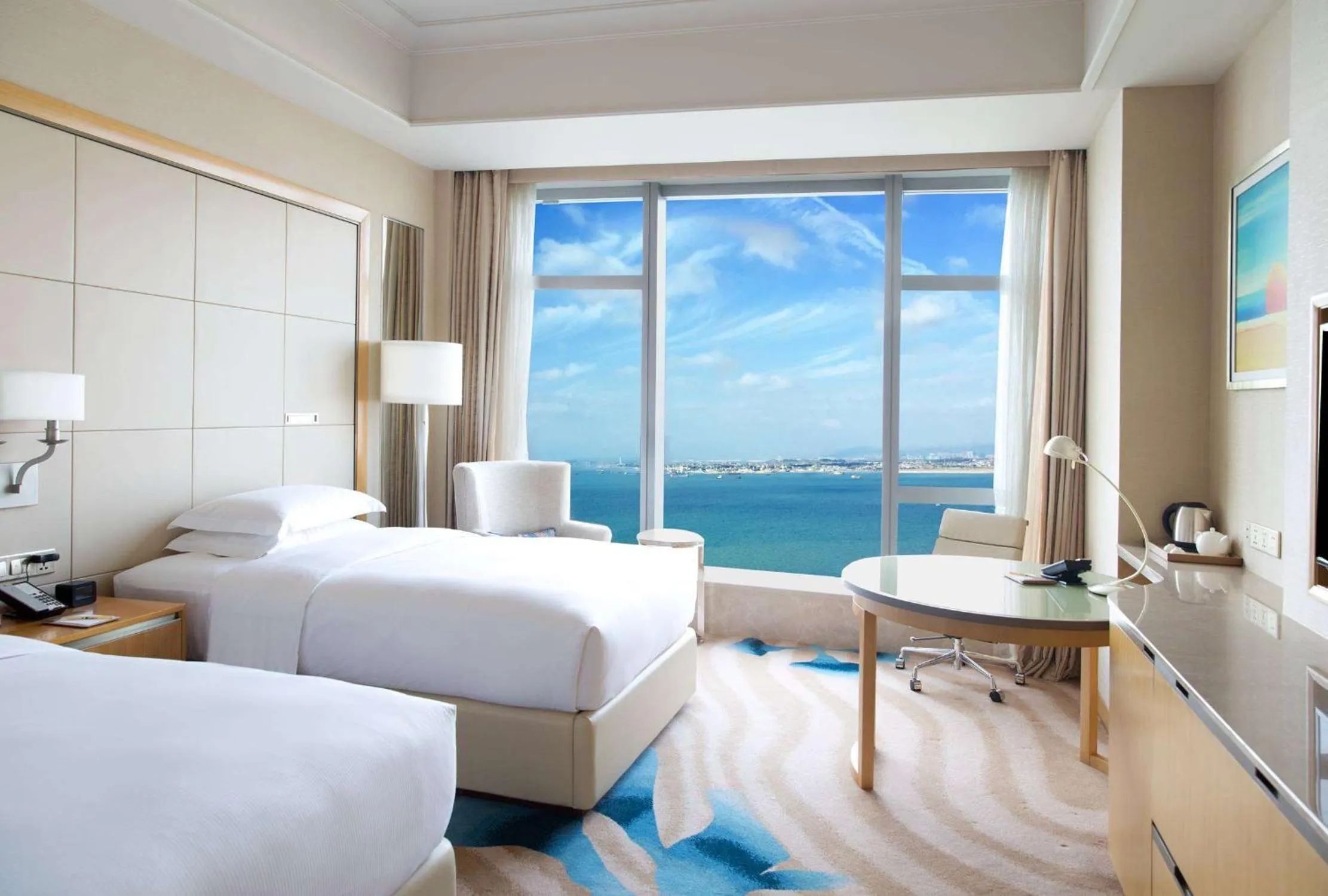 Living room, Bed in DoubleTree by Hilton Hotel Xiamen - Wuyuan Bay