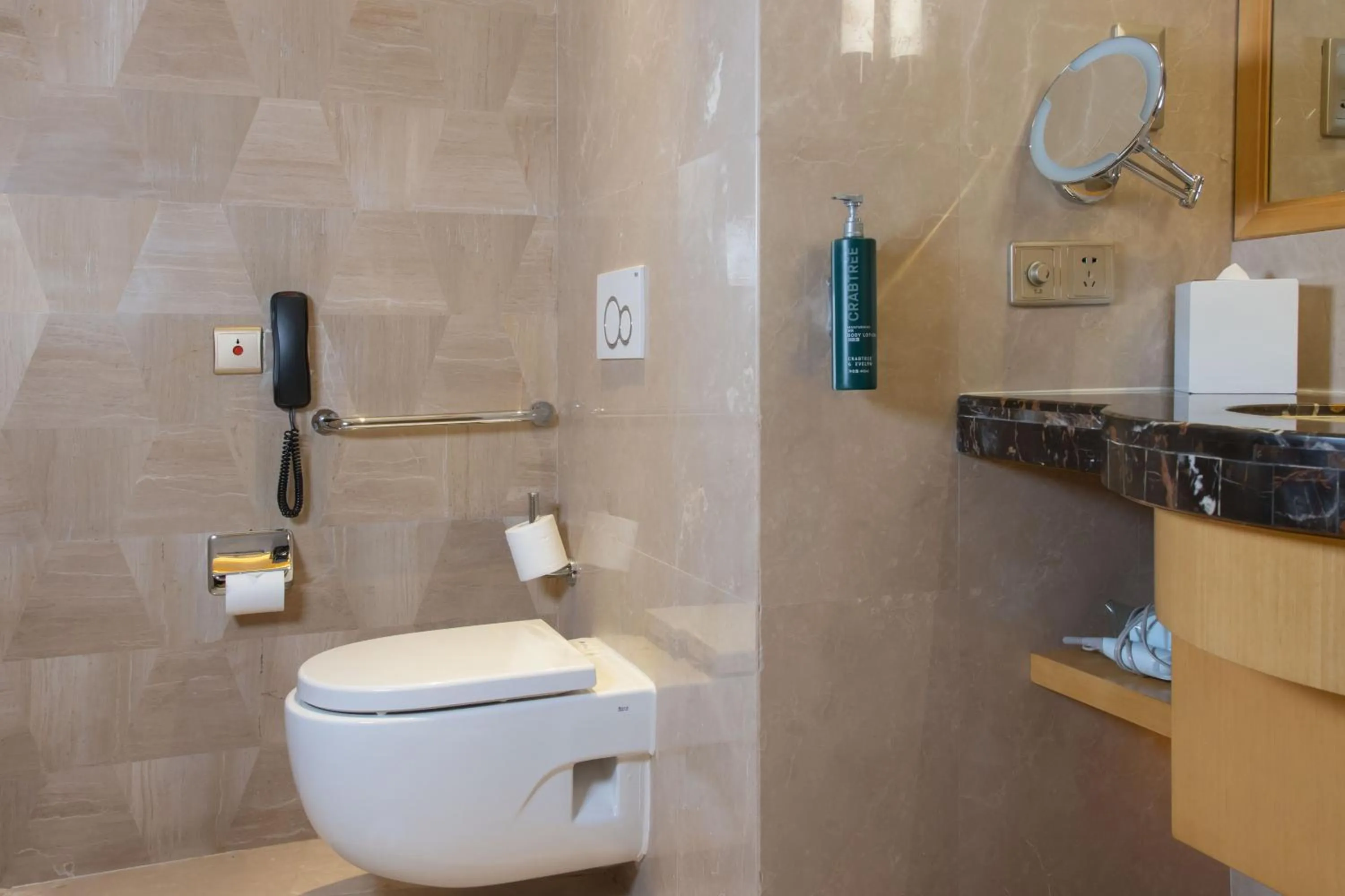 Toilet in DoubleTree by Hilton Hotel Xiamen - Wuyuan Bay