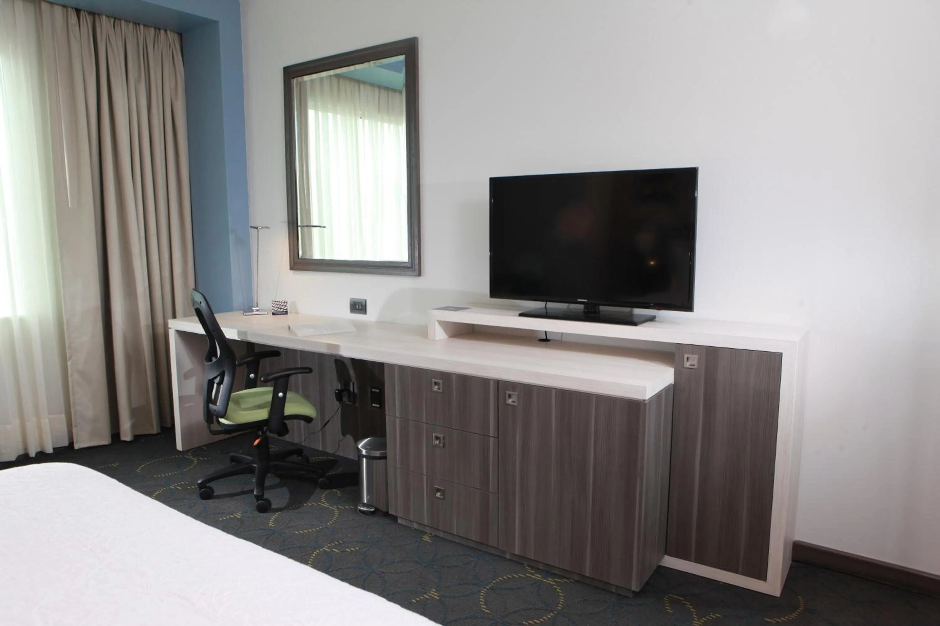 TV and multimedia, Bed in Hampton Inn & Suites by Hilton Aguascalientes Aeropuerto
