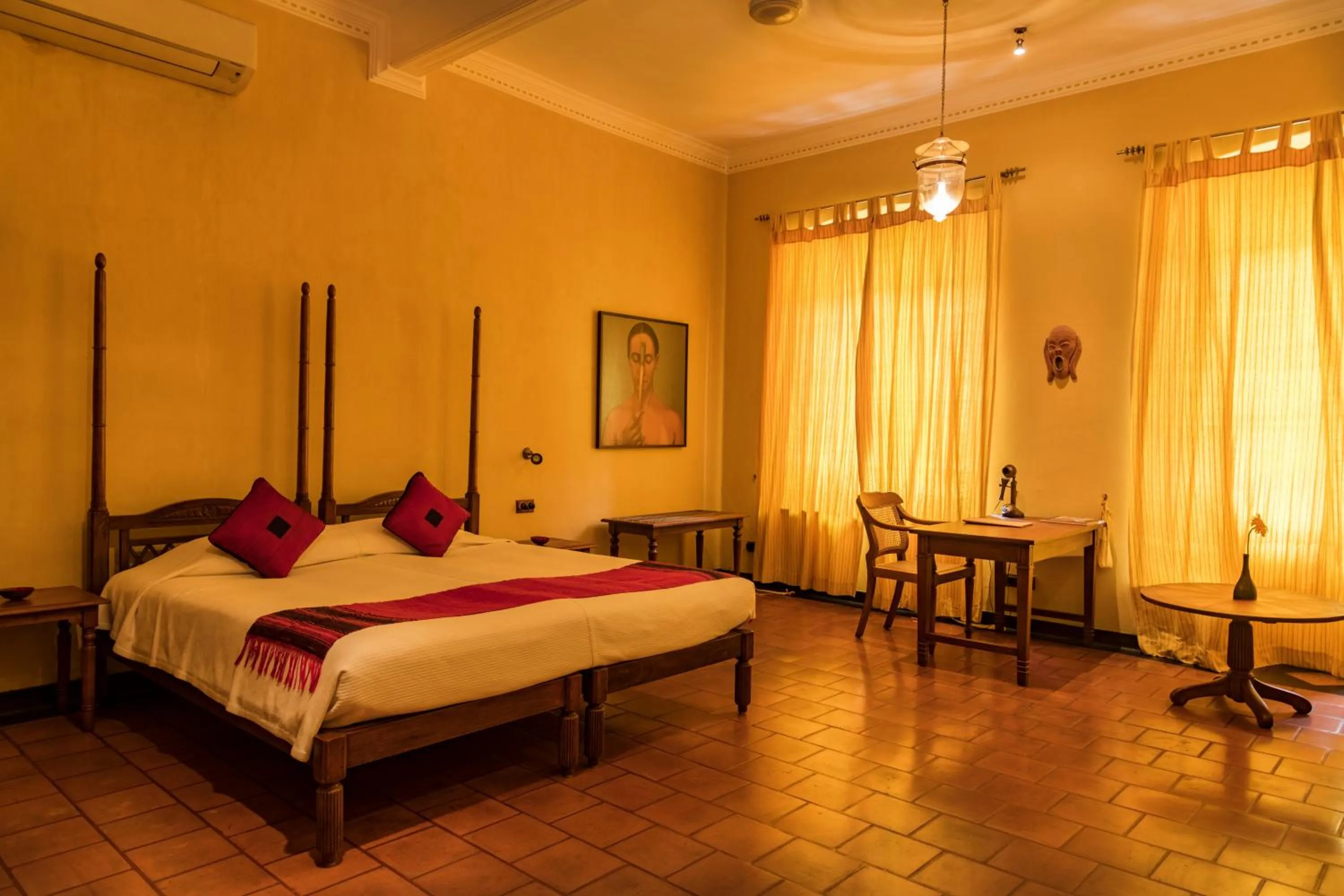 Bed in Old Harbour Hotel