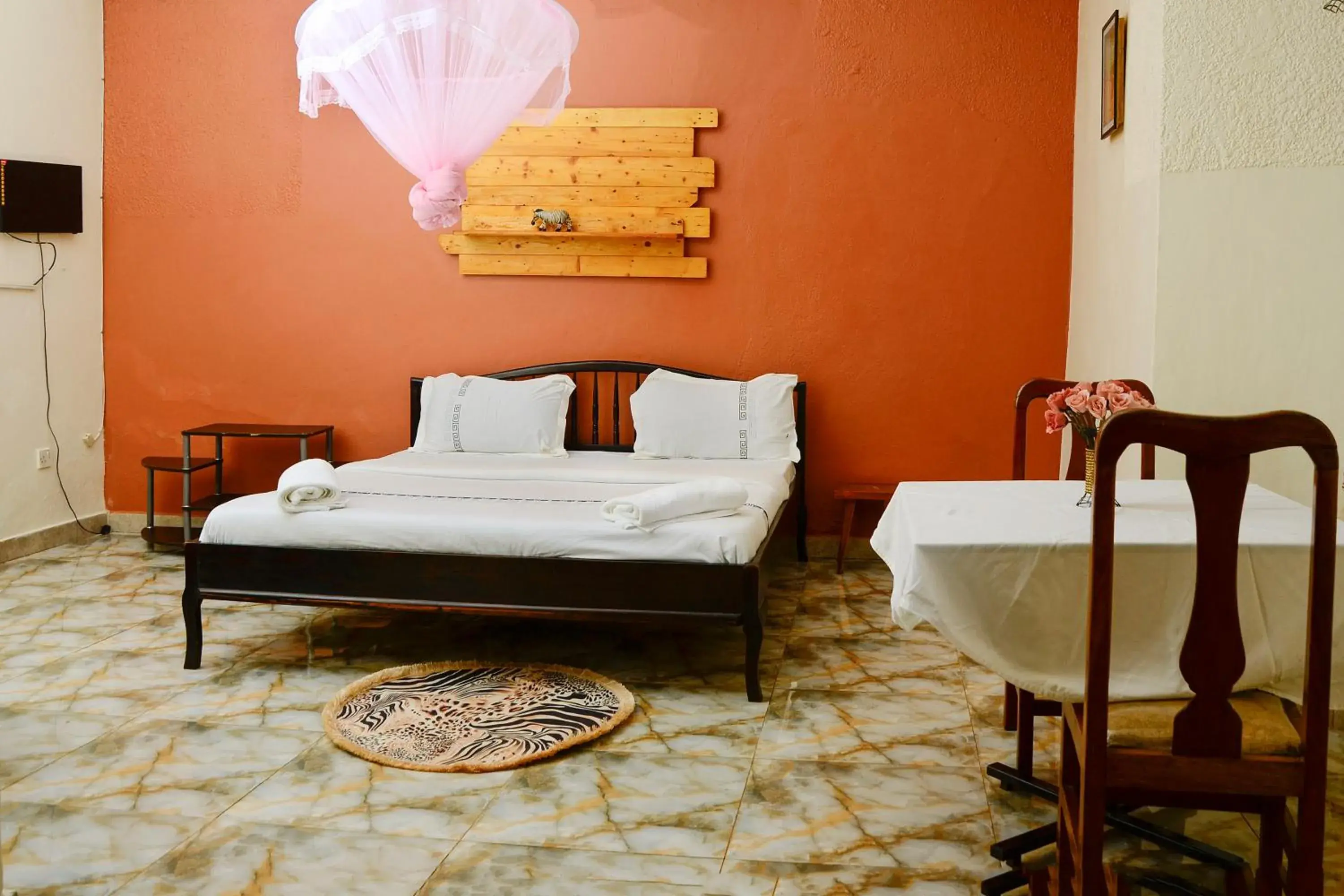 Double or Twin Room with Garden View in Gorilla African Guest House Double or Twin Room with Garden View in Gorilla African Guest House