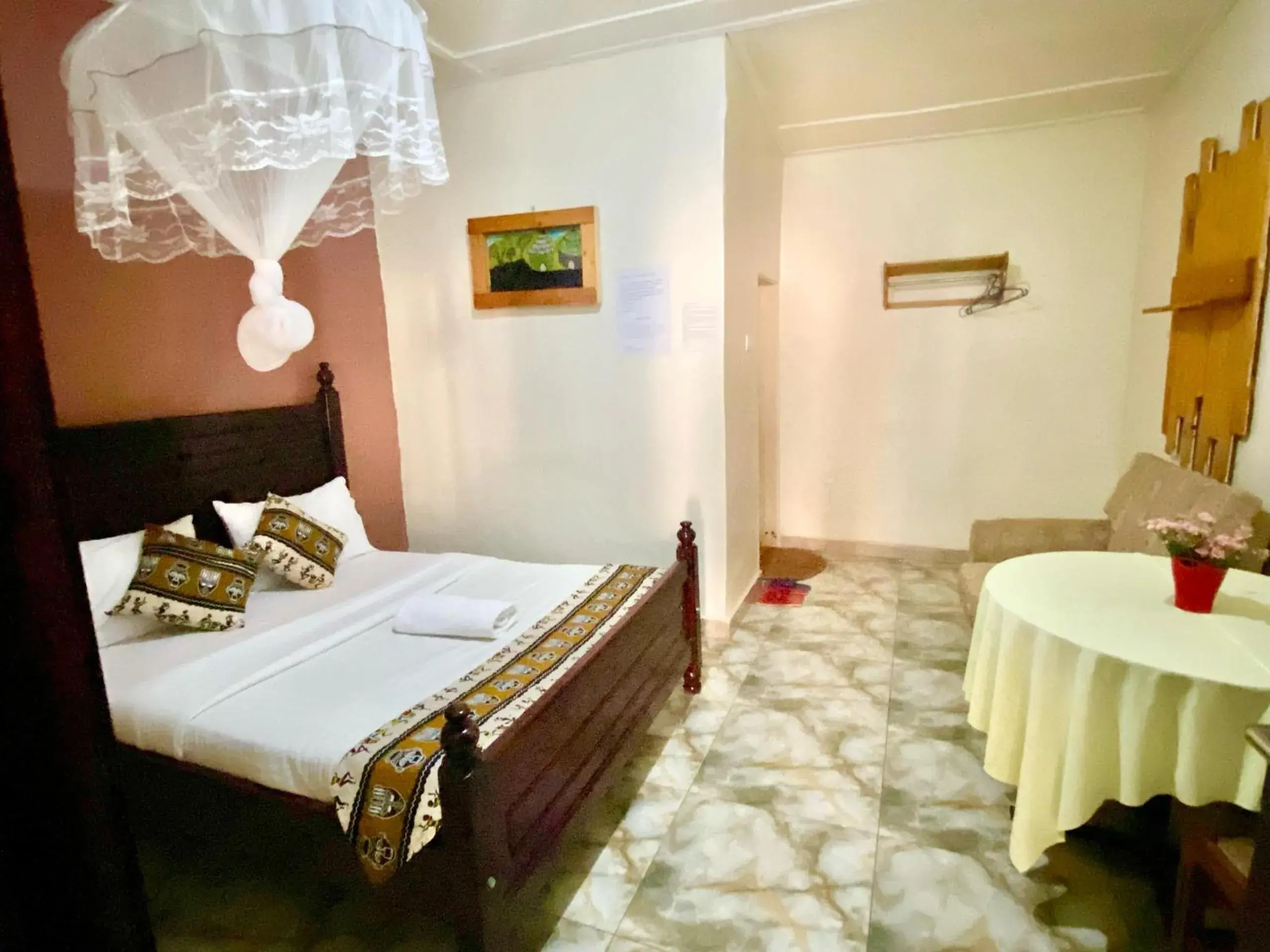 Double or Twin Room with Garden View in Gorilla African Guest House Double or Twin Room with Garden View in Gorilla African Guest House