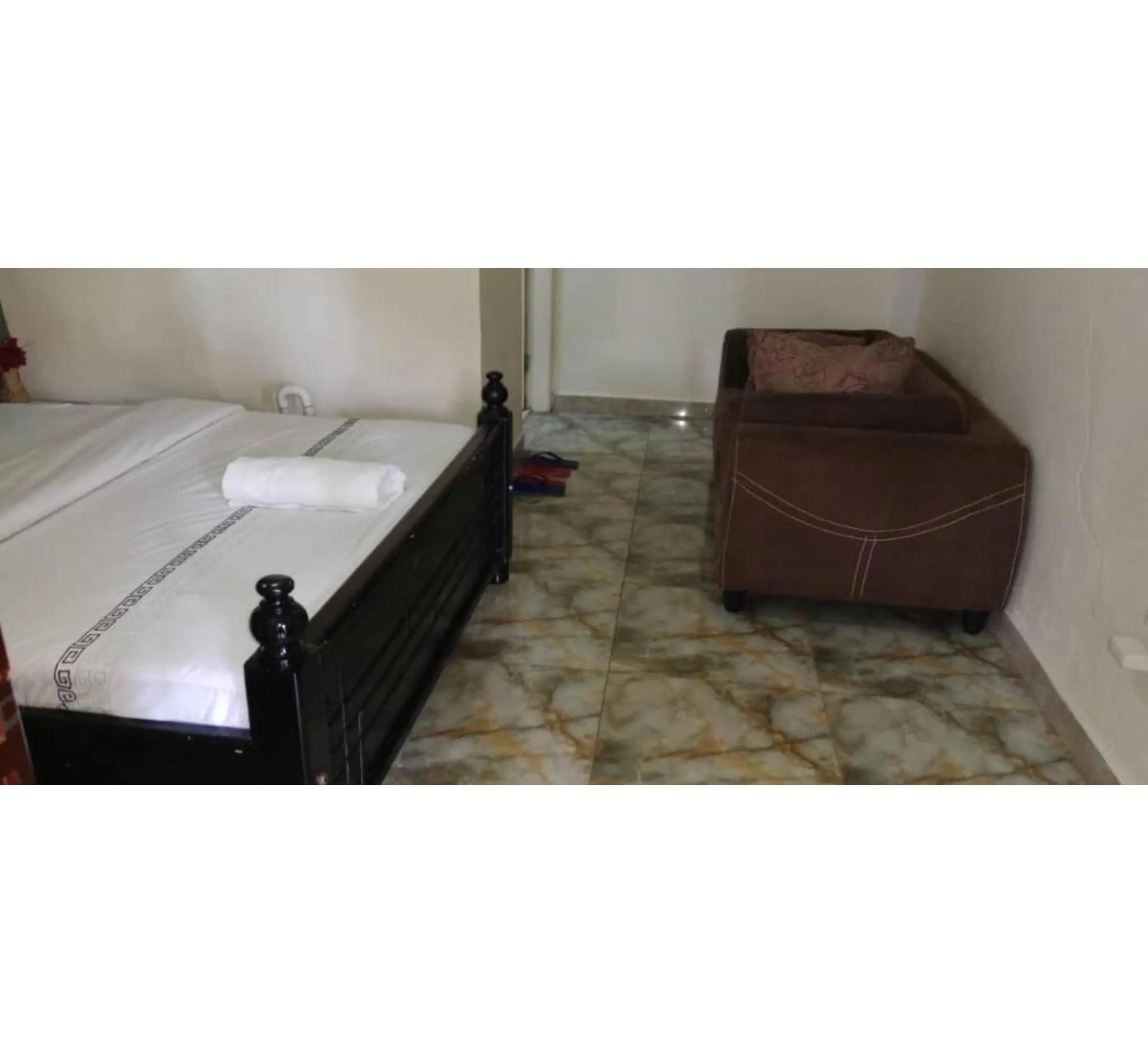 Photo of the whole room, Bed in Gorilla African Guest House