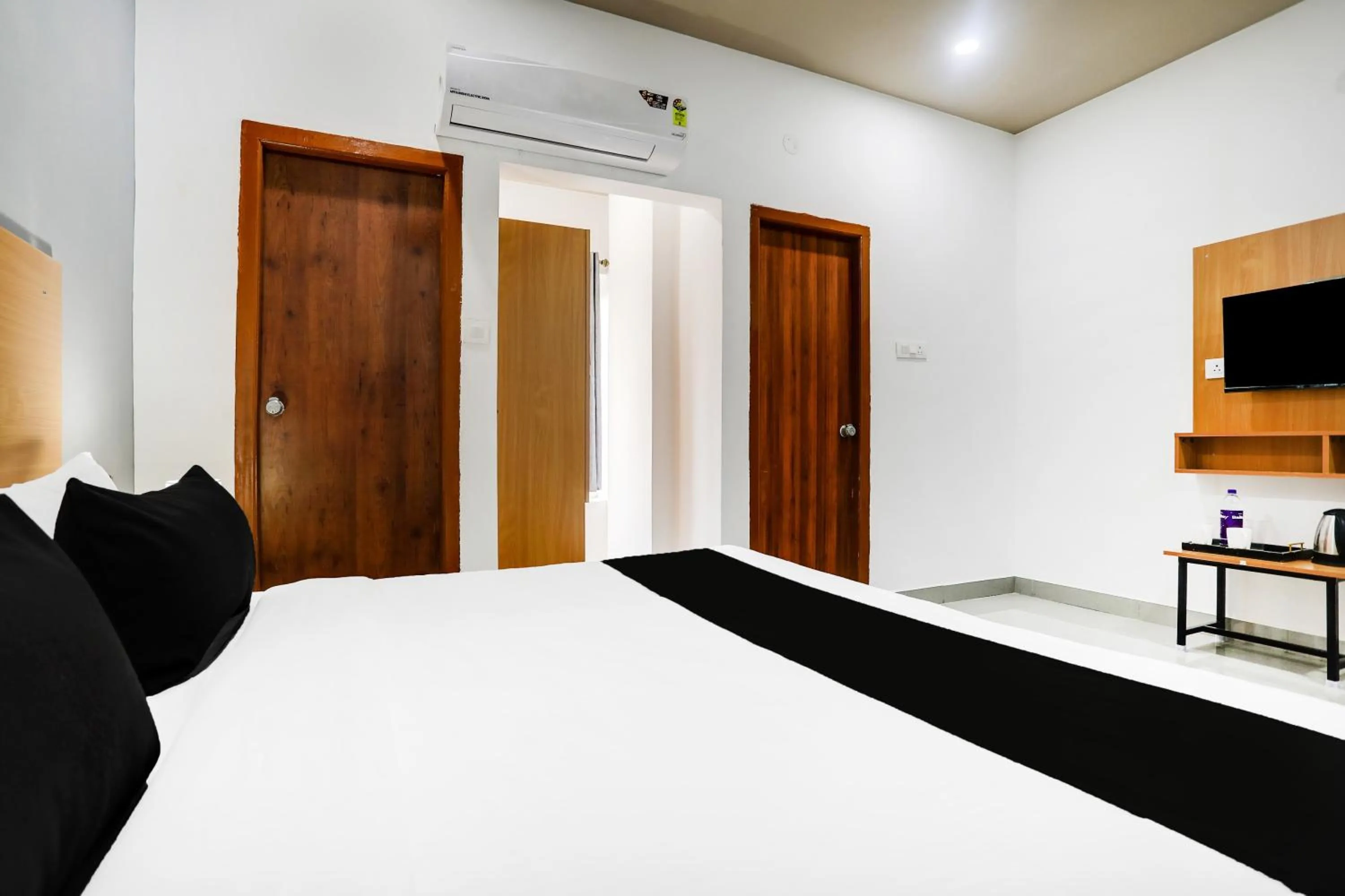 Bedroom, Bed in Super Townhouse Shamshabad Near Airport