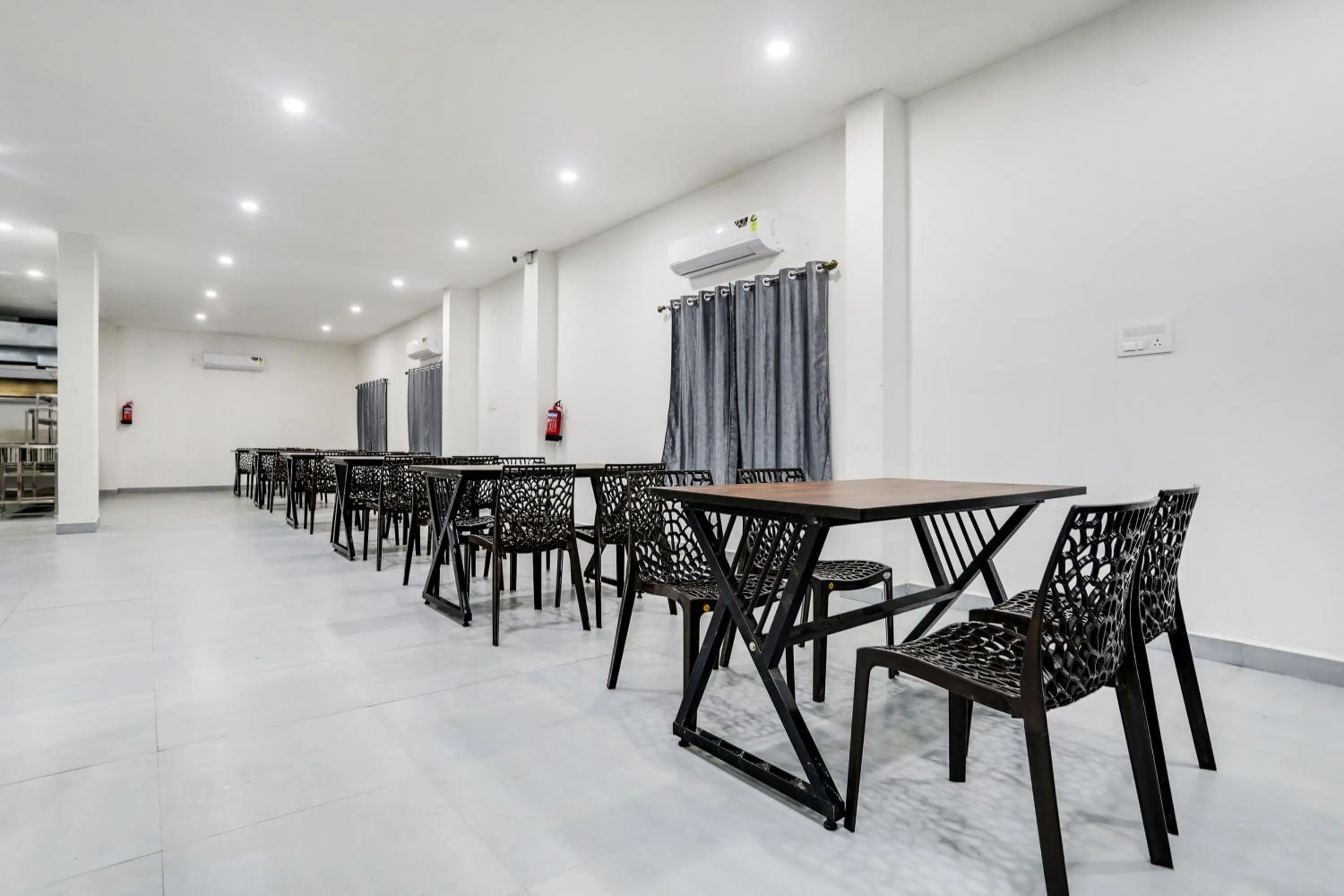 Restaurant/places to eat in Super Townhouse Shamshabad Near Airport