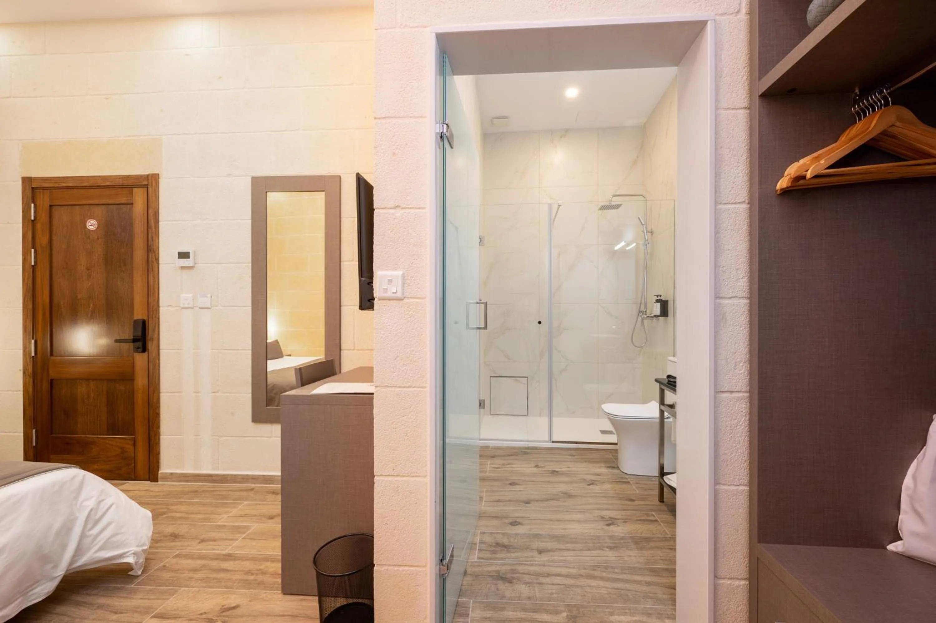 Bathroom, Bed in C4 Retreats Gozo