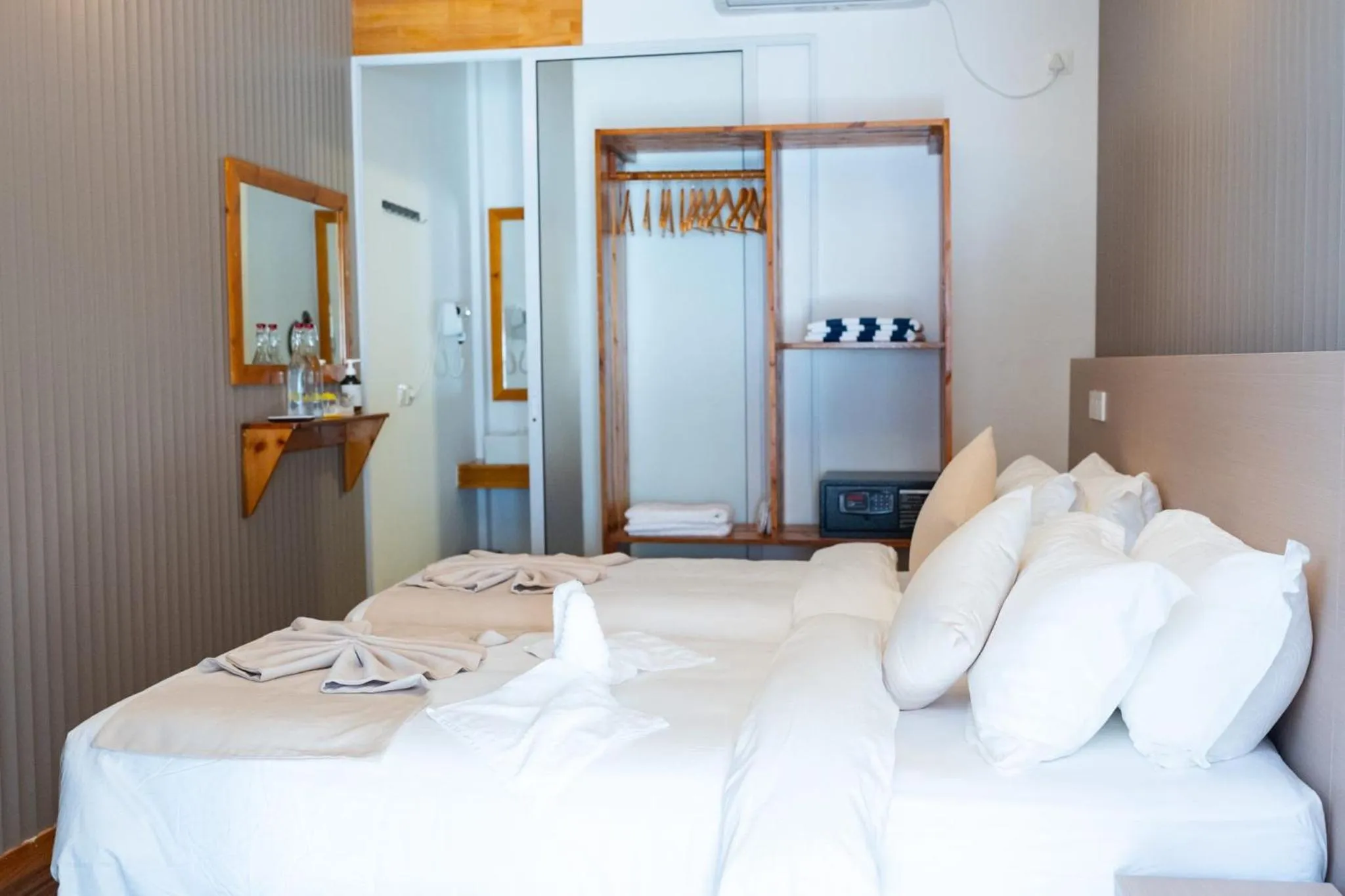 Photo of the whole room, Bed in Navaya Dhiffushi