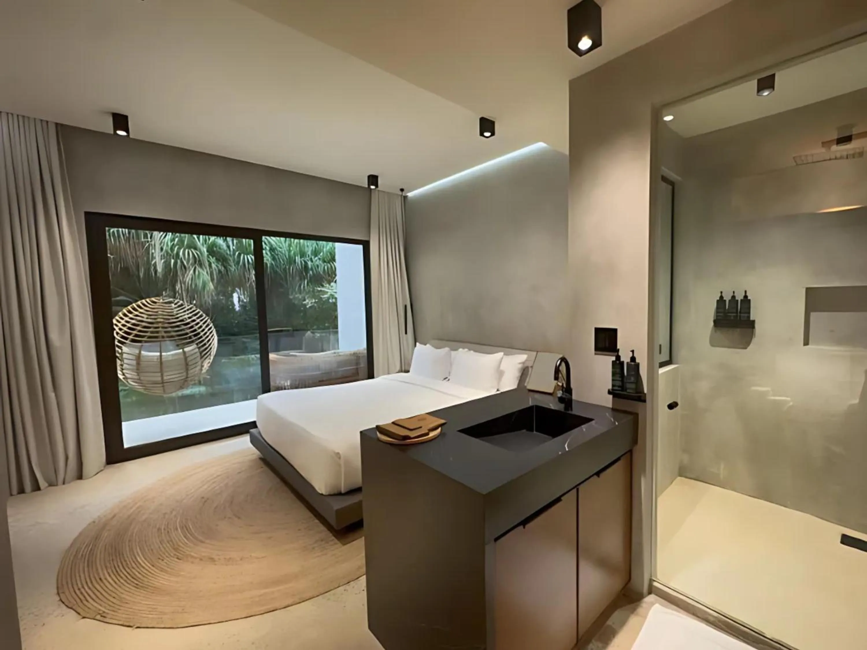 Shower, Bed in Blooma Boutique Hotel
