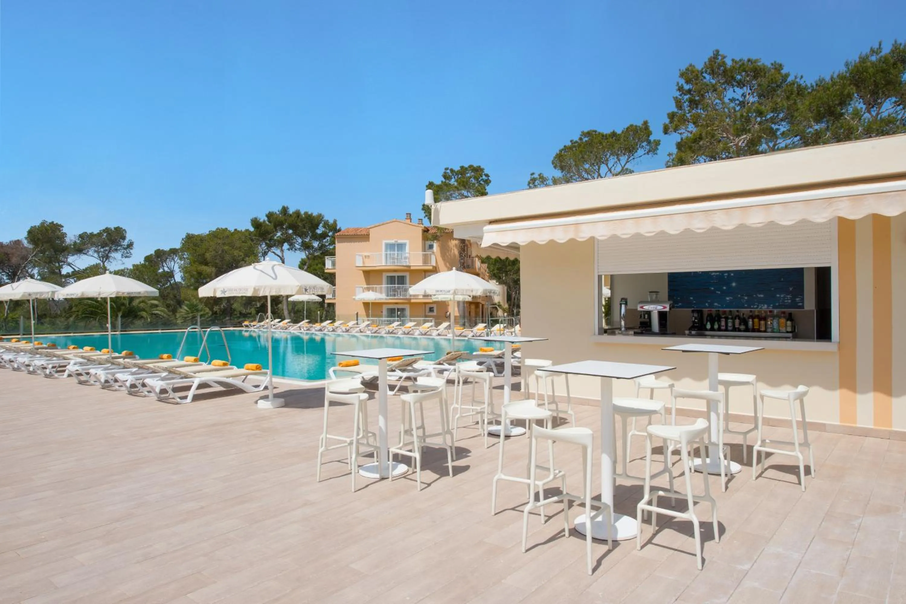 Lounge or bar in Iberostar Waves Club Cala Barca All Inclusive