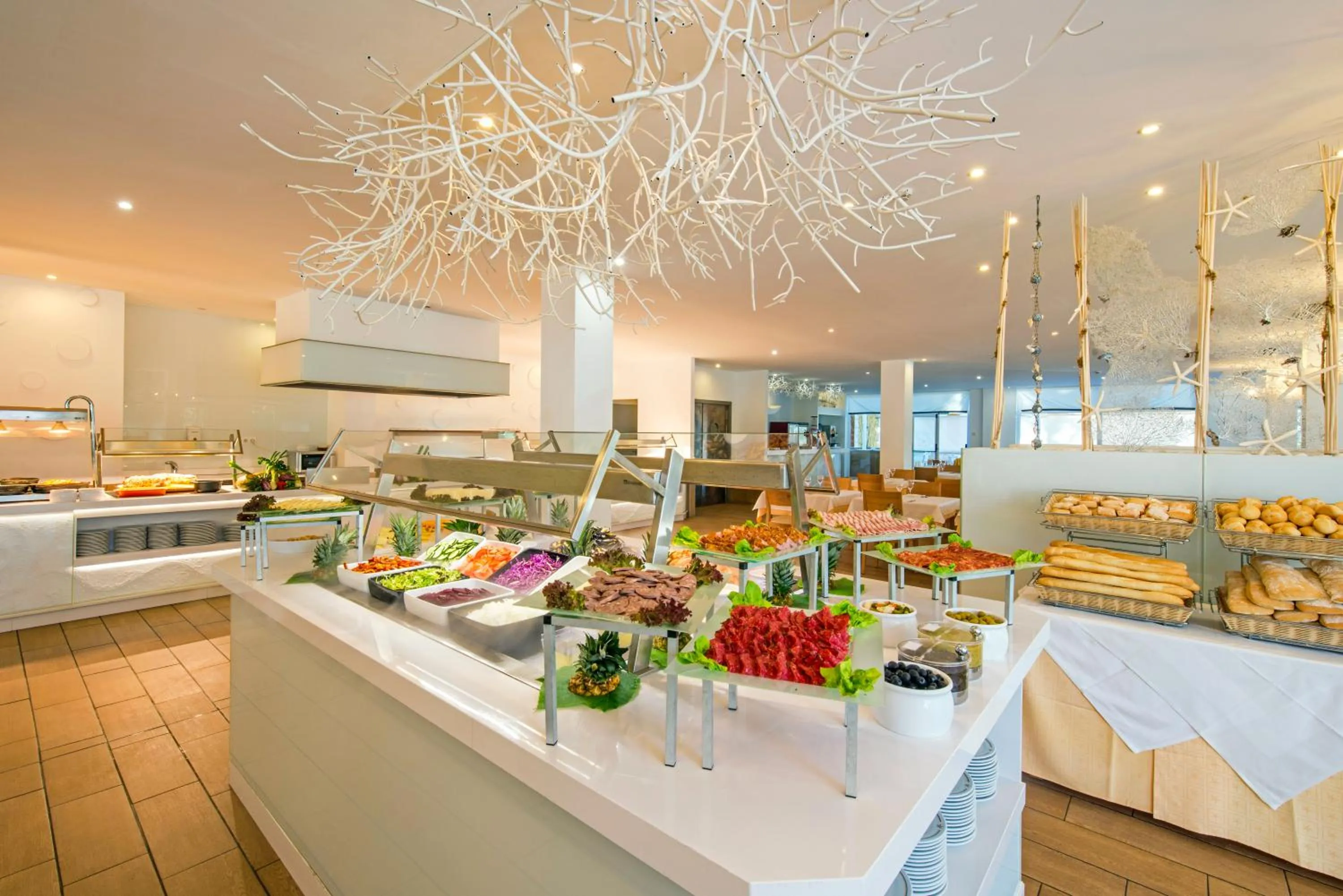 Restaurant/places to eat in Iberostar Waves Club Cala Barca All Inclusive