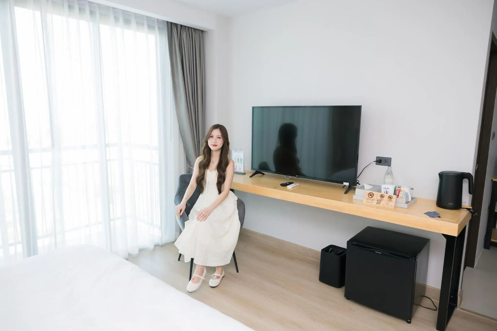 Communal lounge/ TV room in The Horizon Groove Hotel