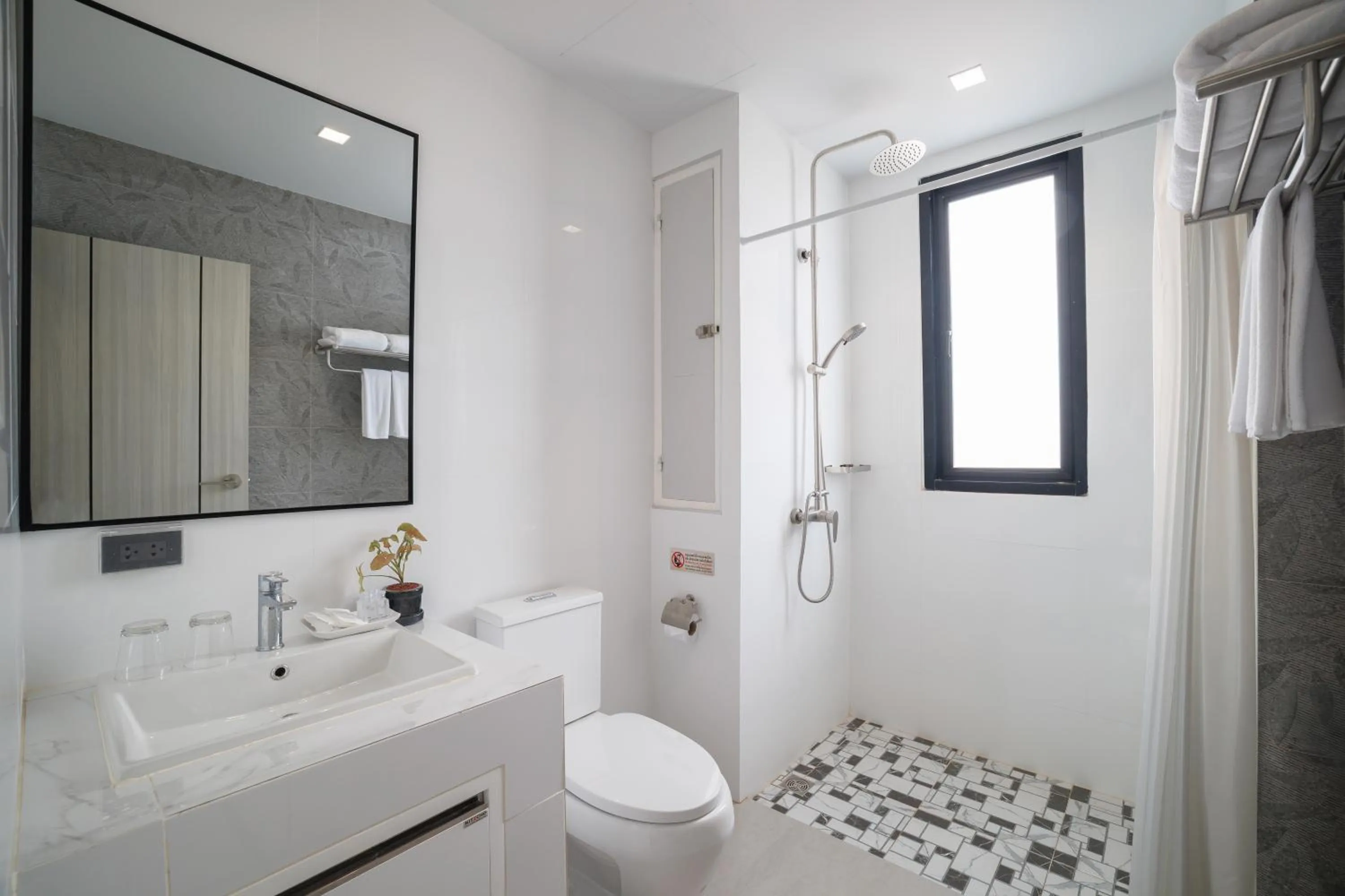 Shower in The Horizon Groove Hotel