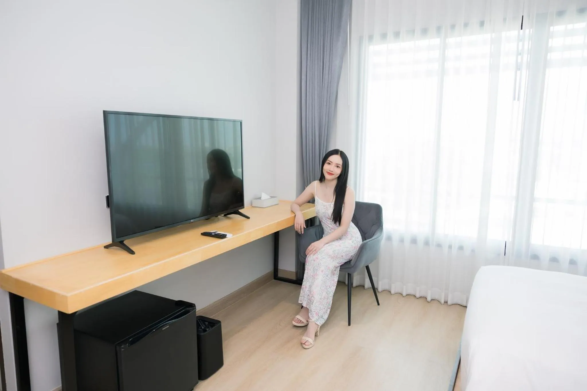 Communal lounge/ TV room in The Horizon Groove Hotel