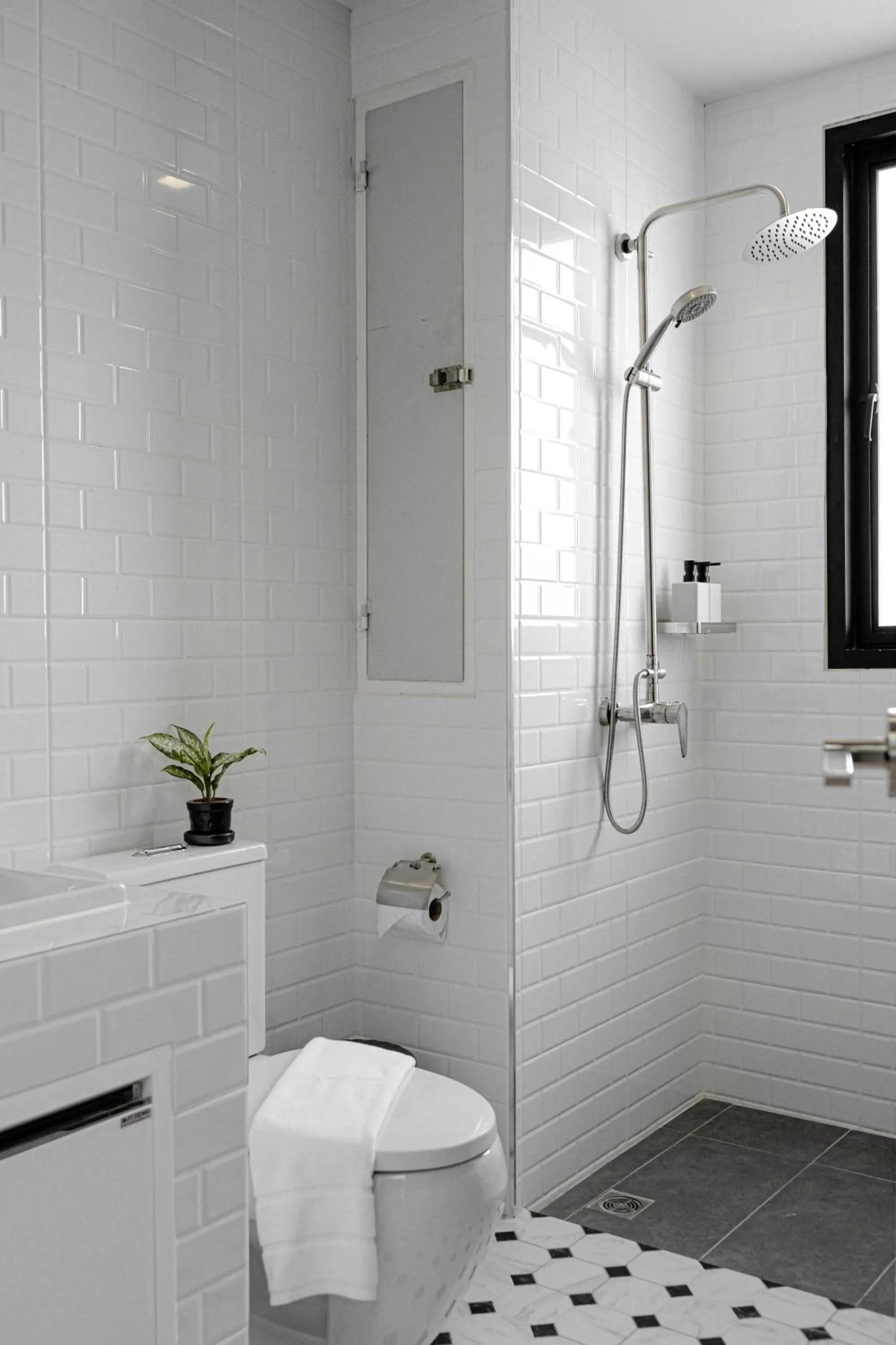 Shower in The Horizon Groove Hotel