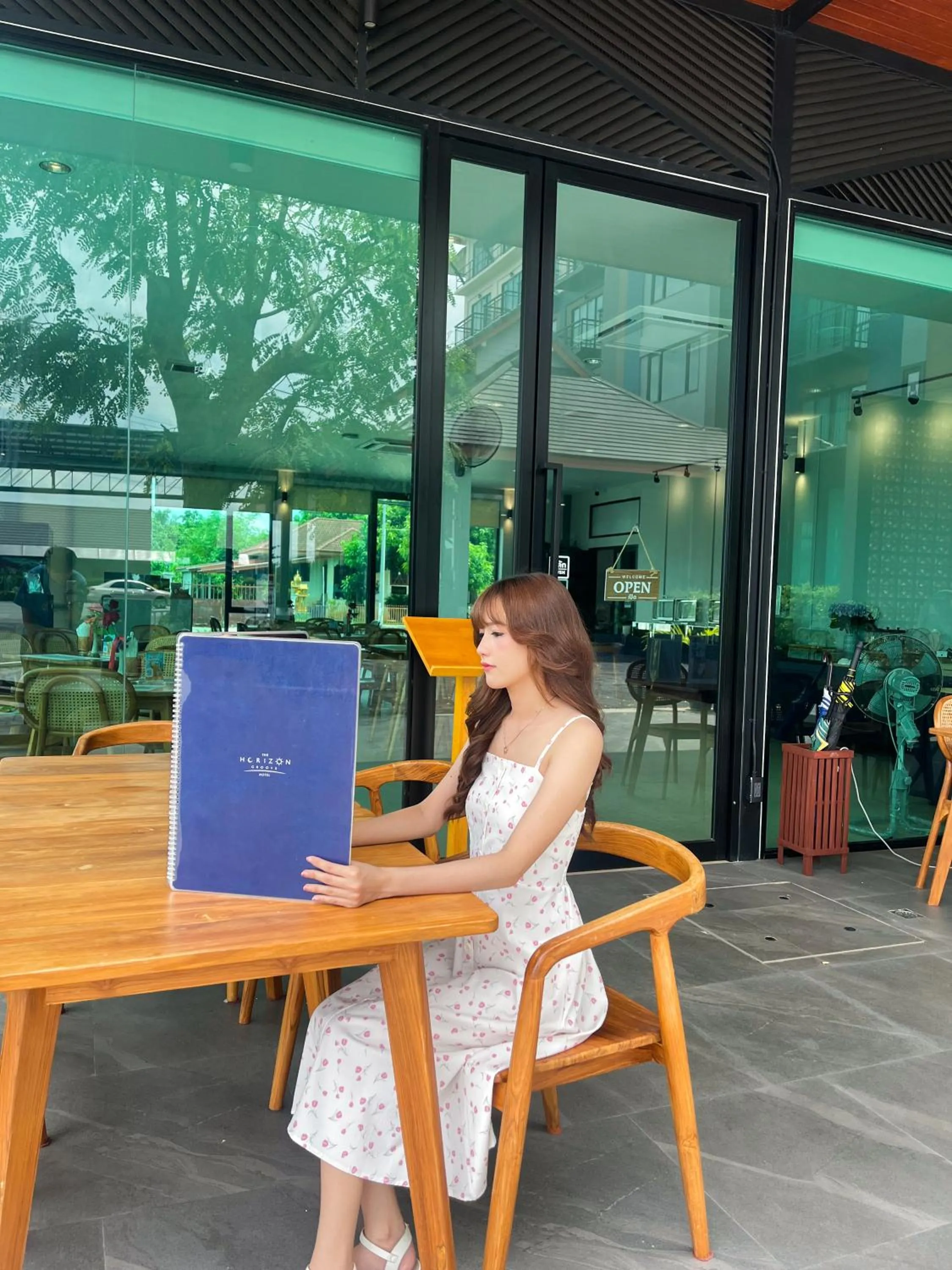 Restaurant/places to eat in The Horizon Groove Hotel