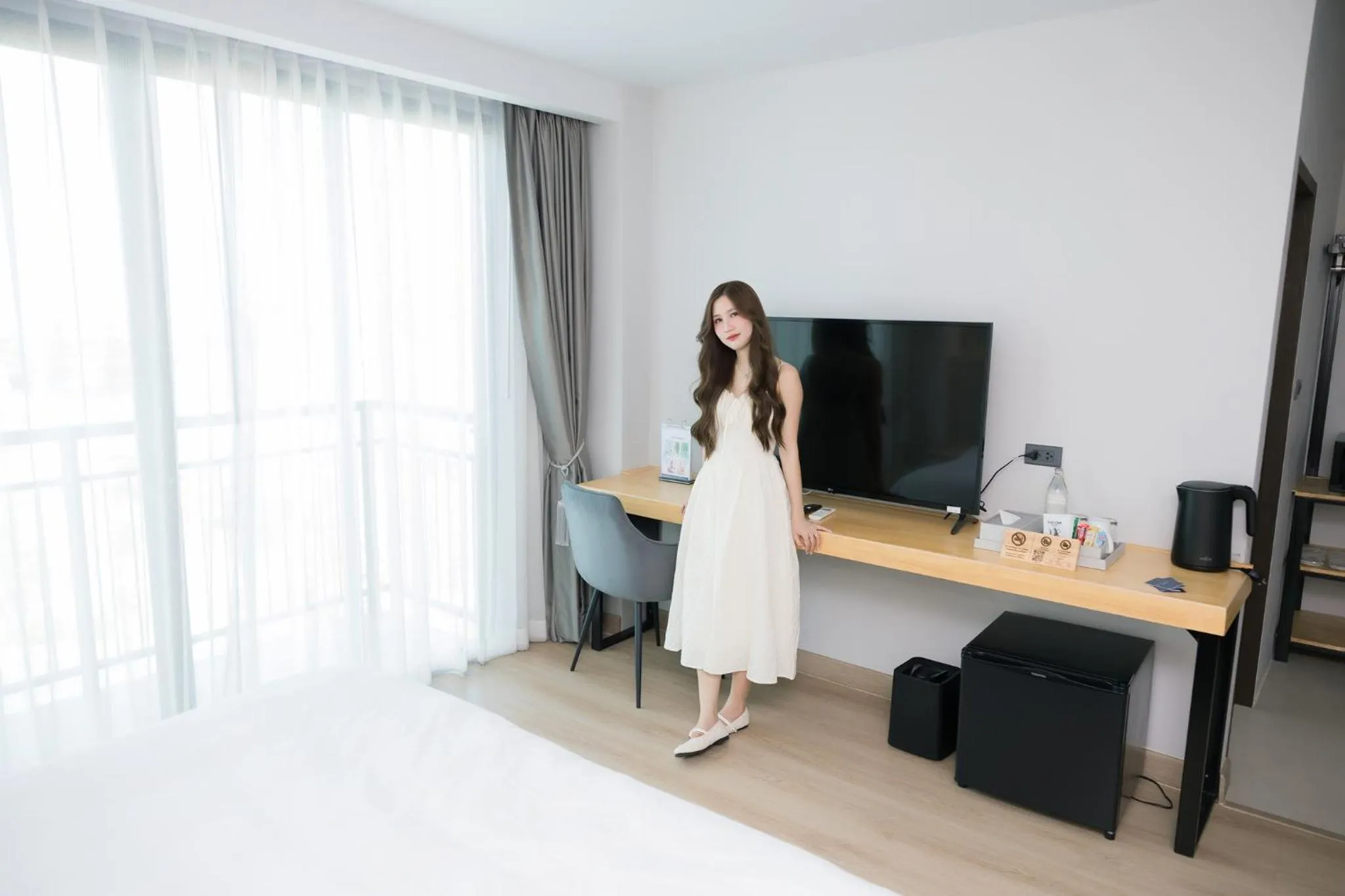 Communal lounge/ TV room in The Horizon Groove Hotel