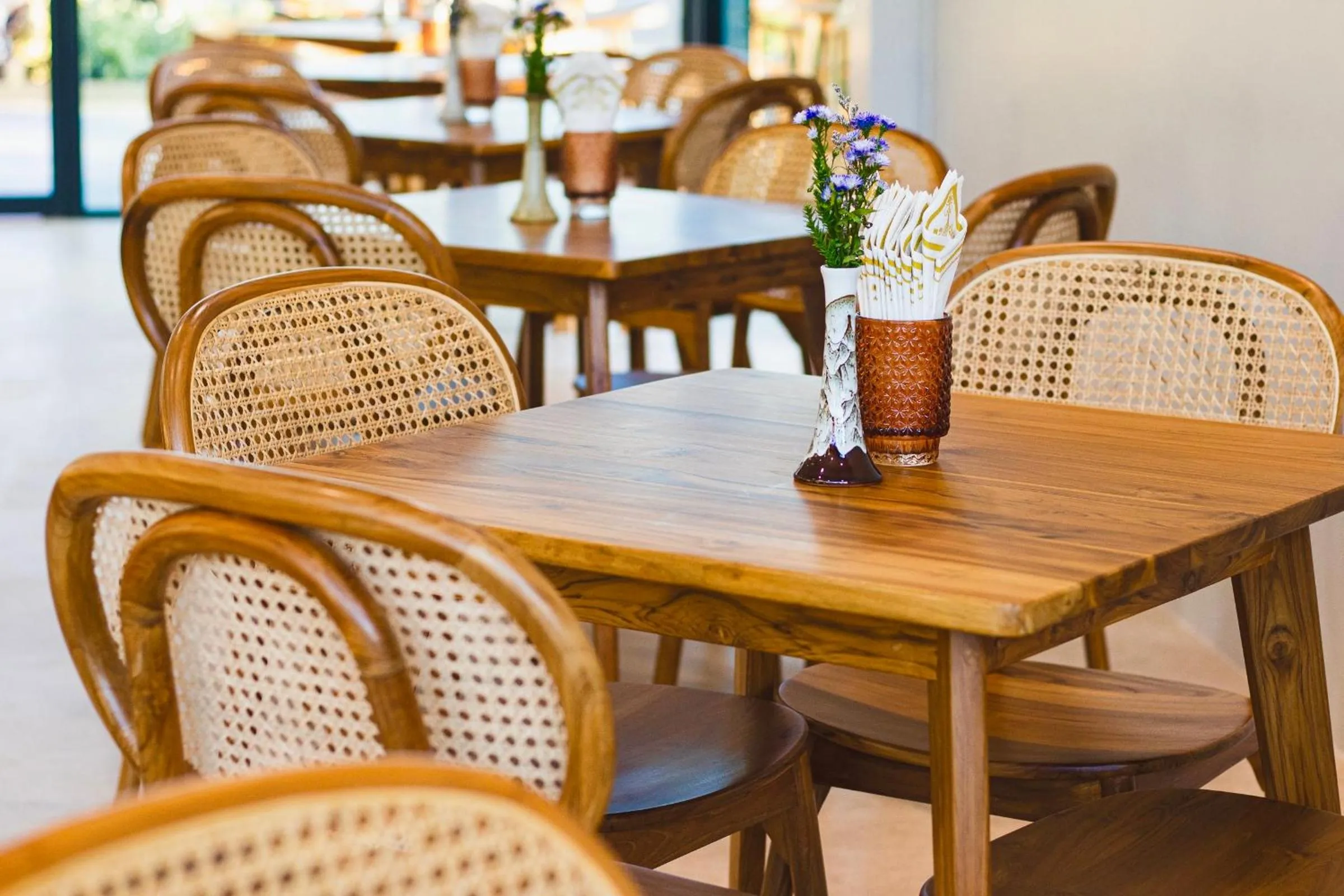 Restaurant/places to eat in The Horizon Groove Hotel