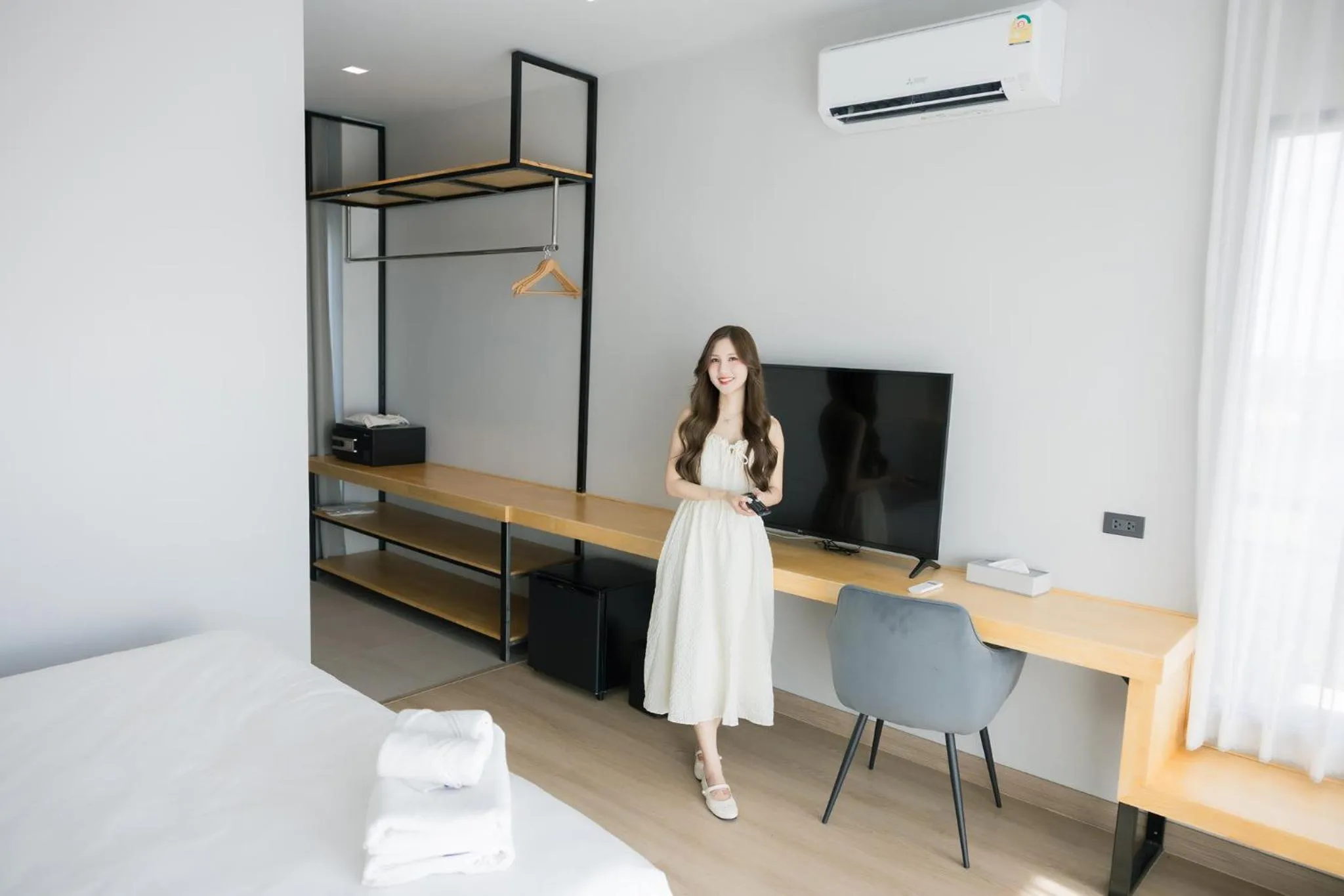 Communal lounge/ TV room in The Horizon Groove Hotel