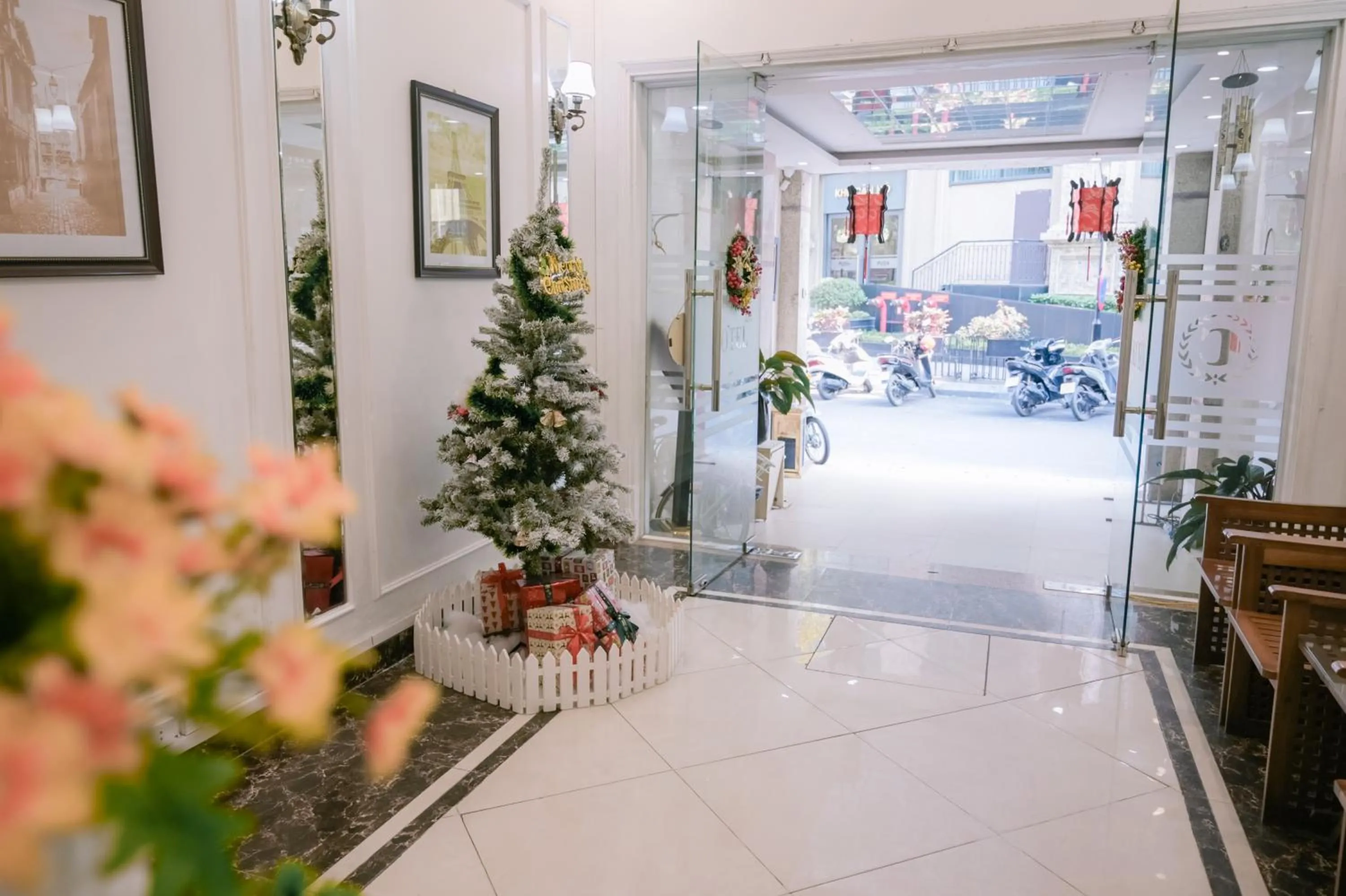 Communal lounge/ TV room in Khách sạn Thế Kỷ Mới