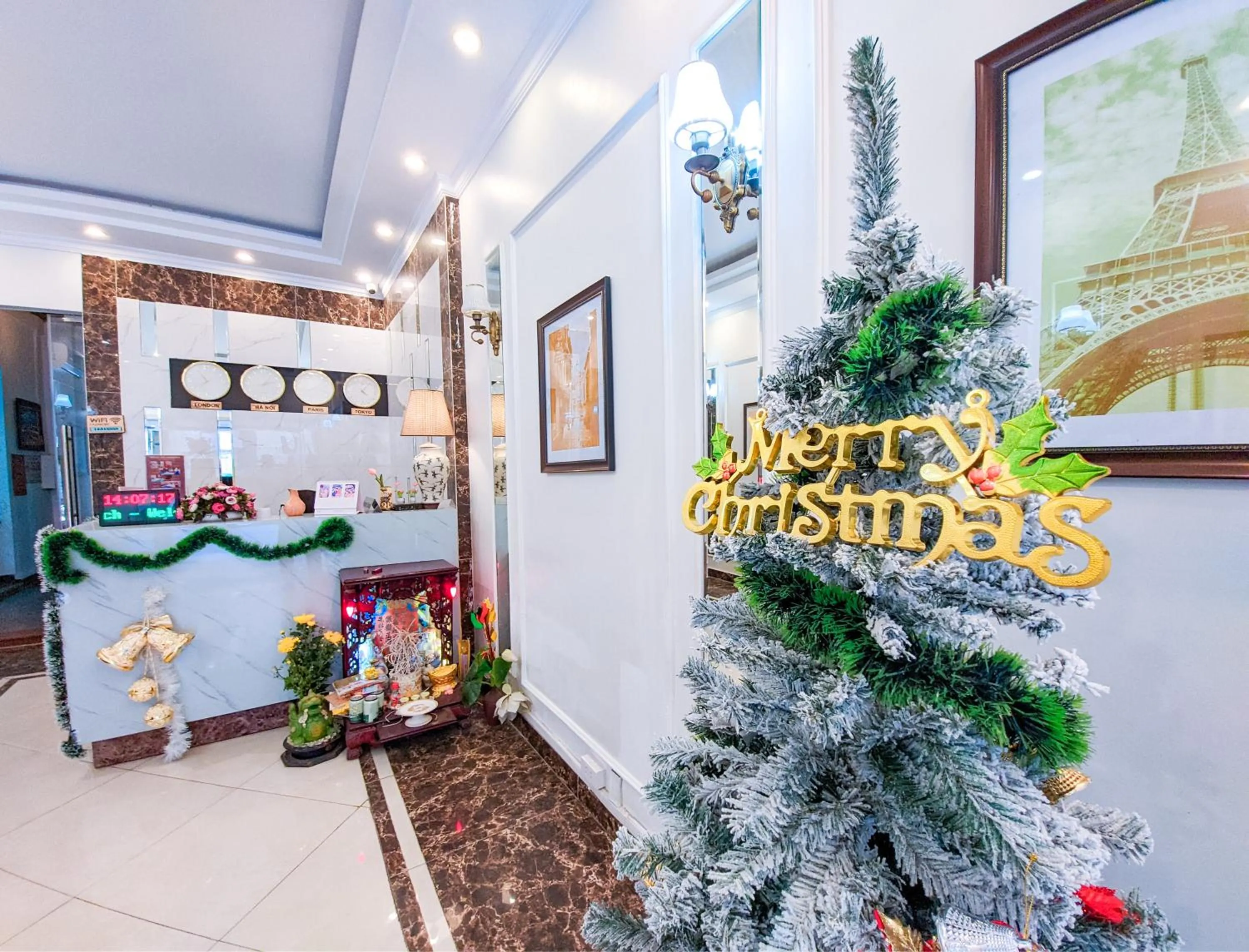 Text overlay in Khách sạn Thế Kỷ Mới