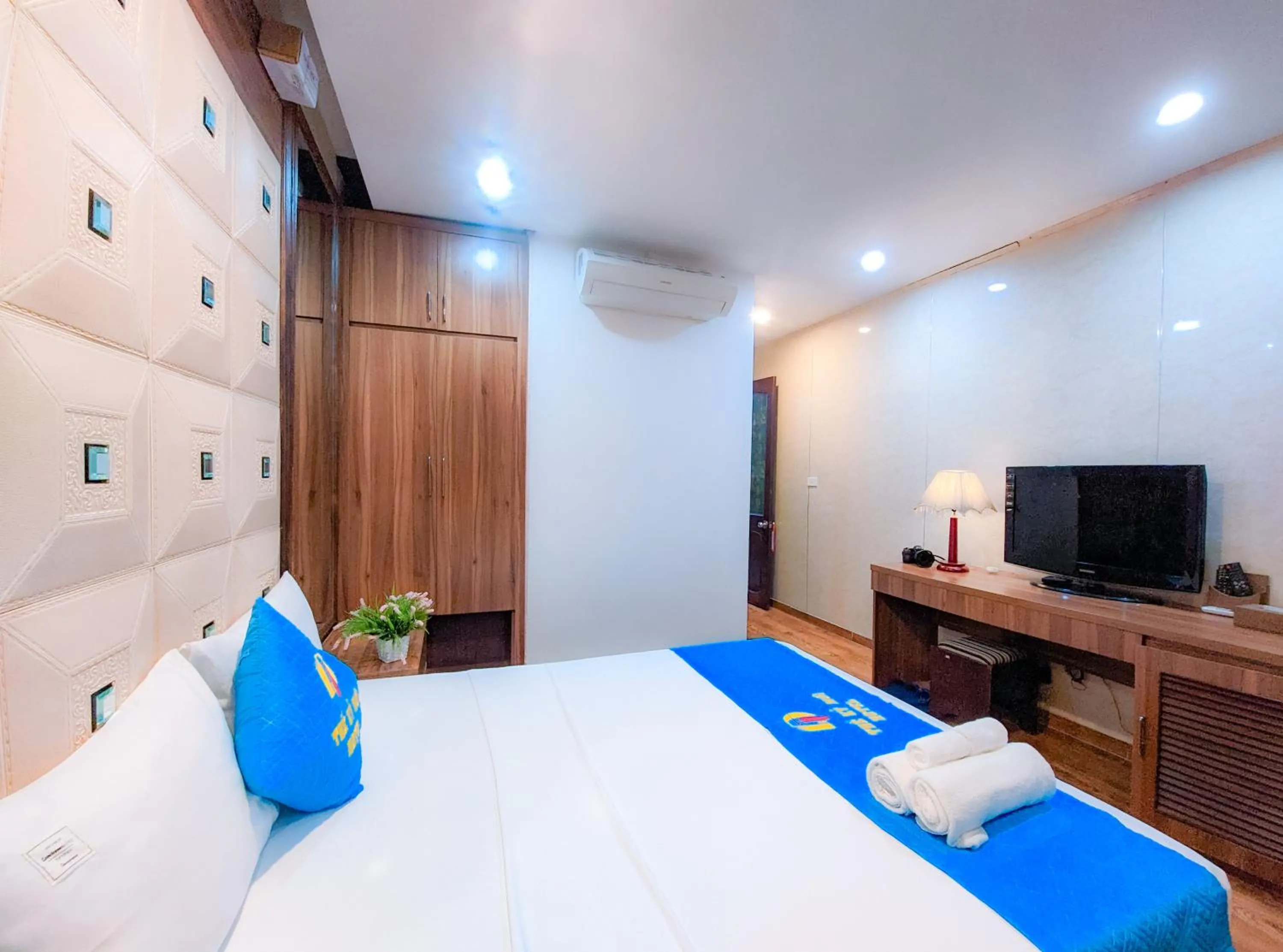 TV and multimedia, Bed in Khách sạn Thế Kỷ Mới