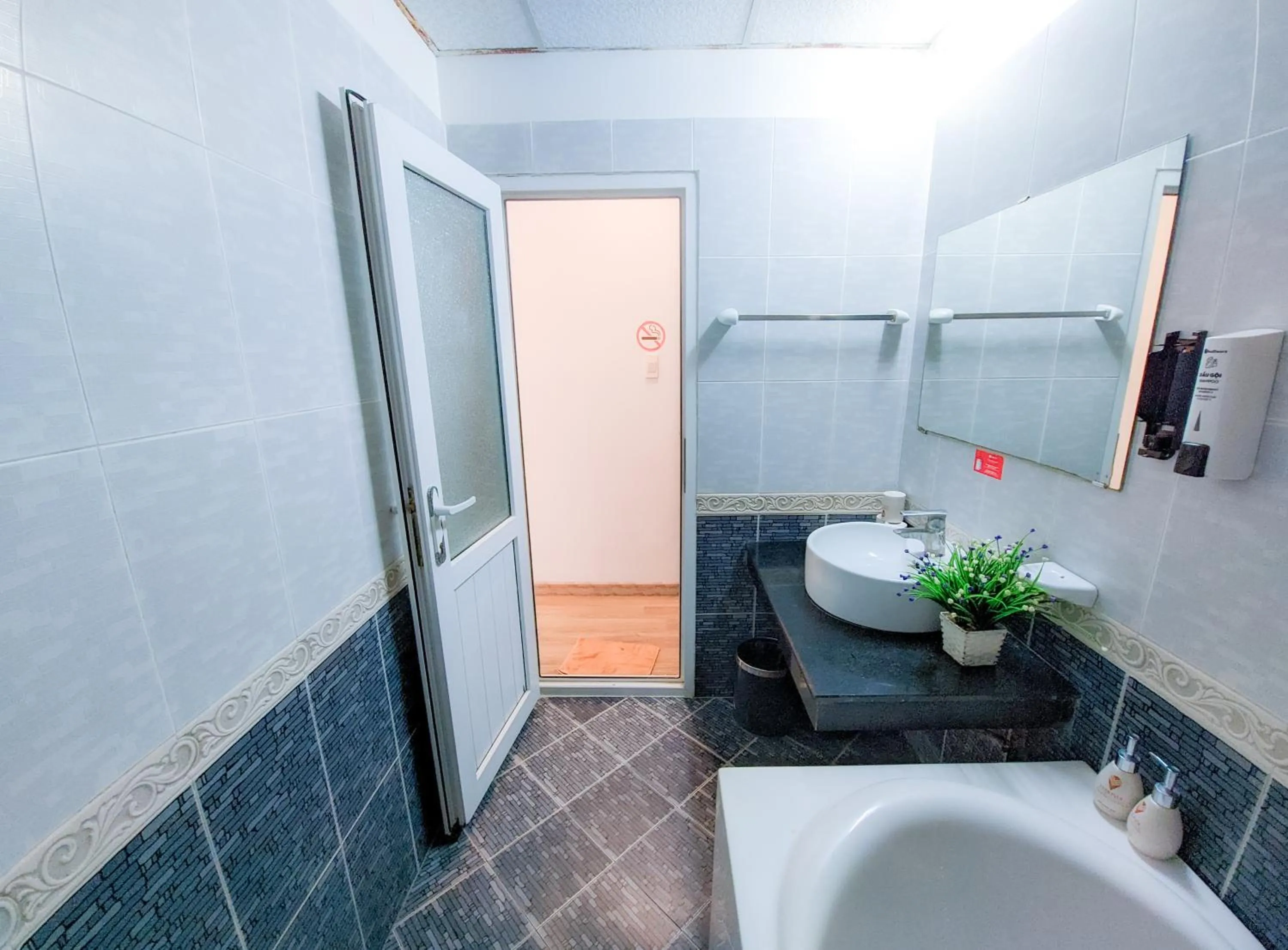 Bathroom in Khách sạn Thế Kỷ Mới