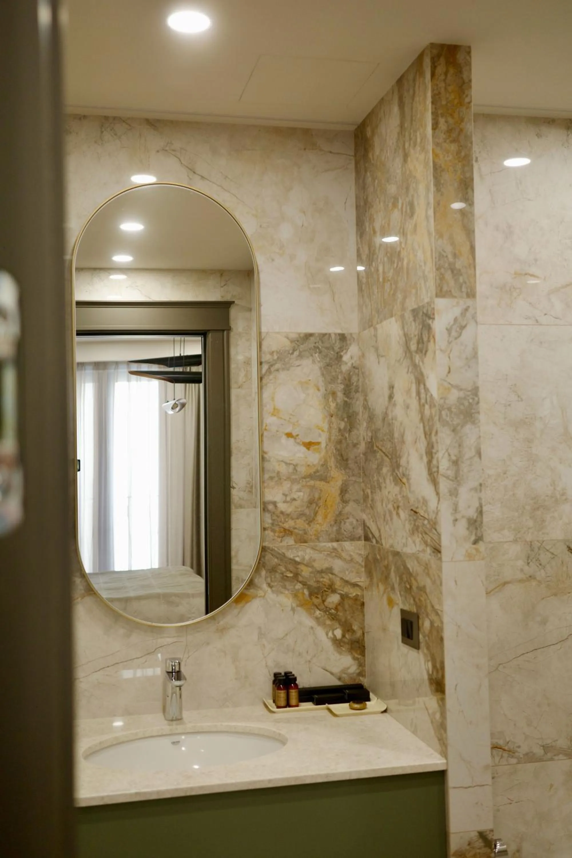 Toilet in HOTEL METROPOL Club House