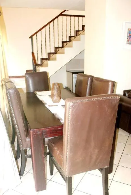 cozy 3 bed Duplex ,sleeps 6 with double bathroom