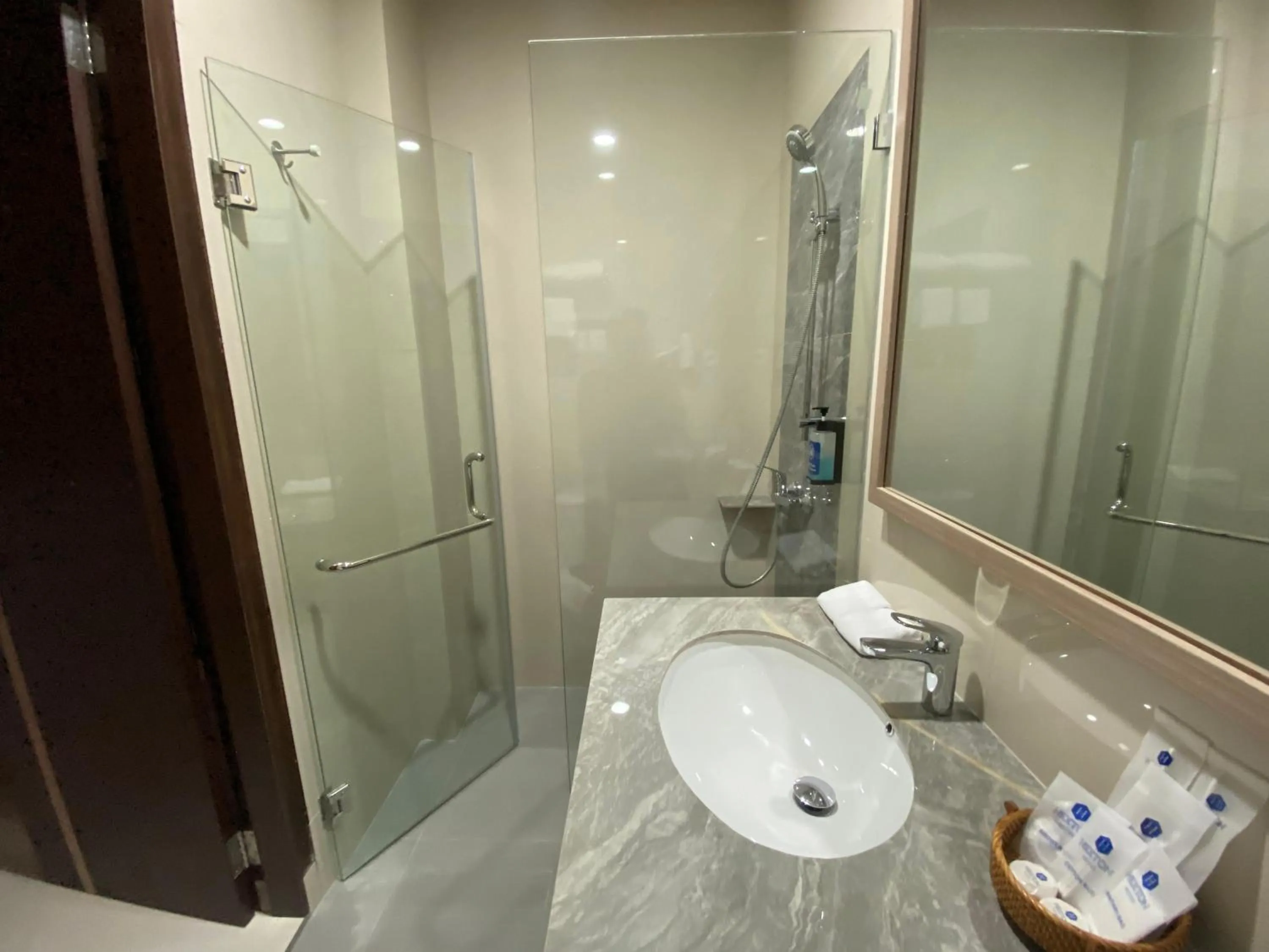 Bathroom in Hexton Hotel Lampung by Amazing