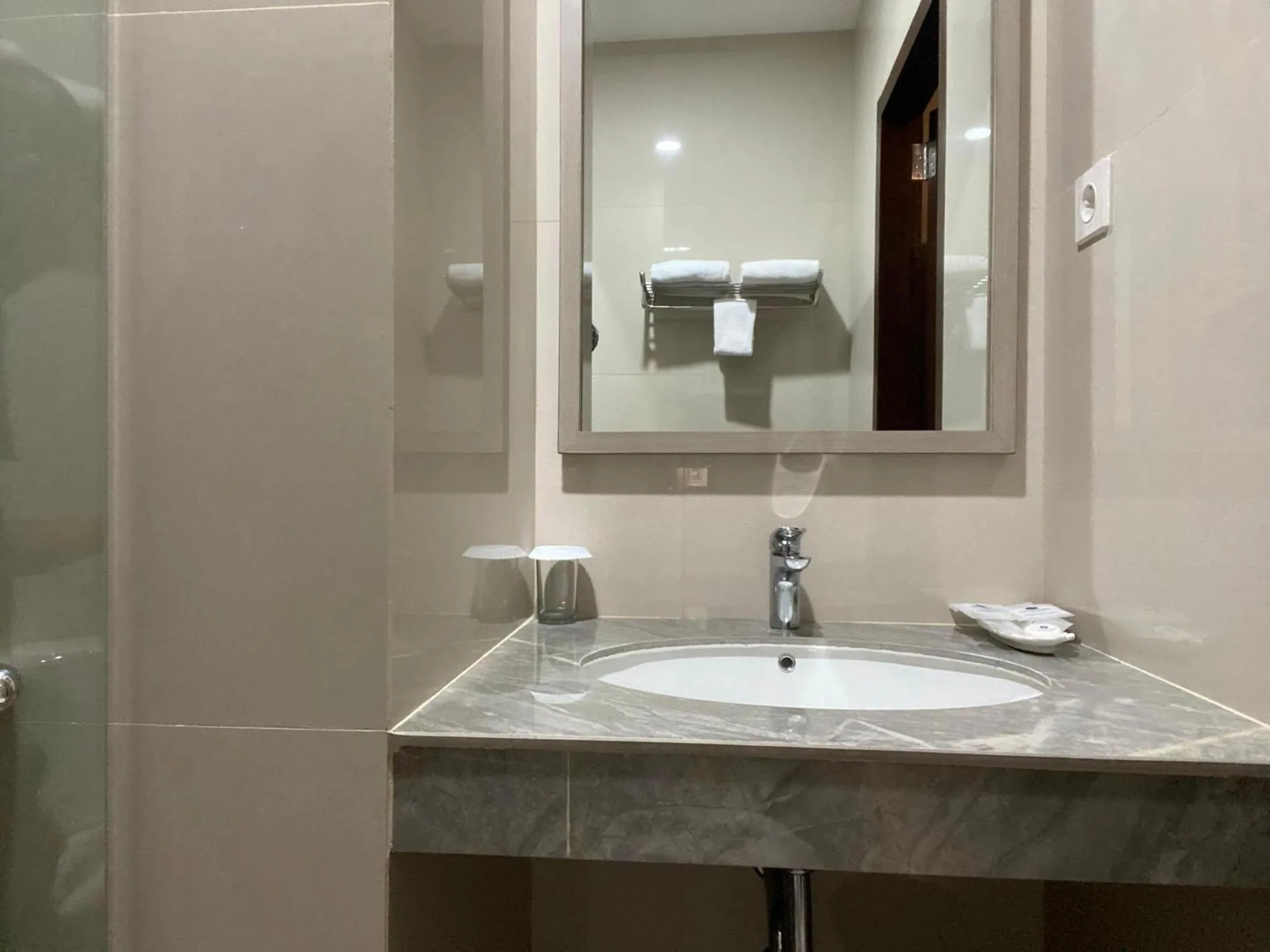 Bathroom in Hexton Hotel Lampung by Amazing