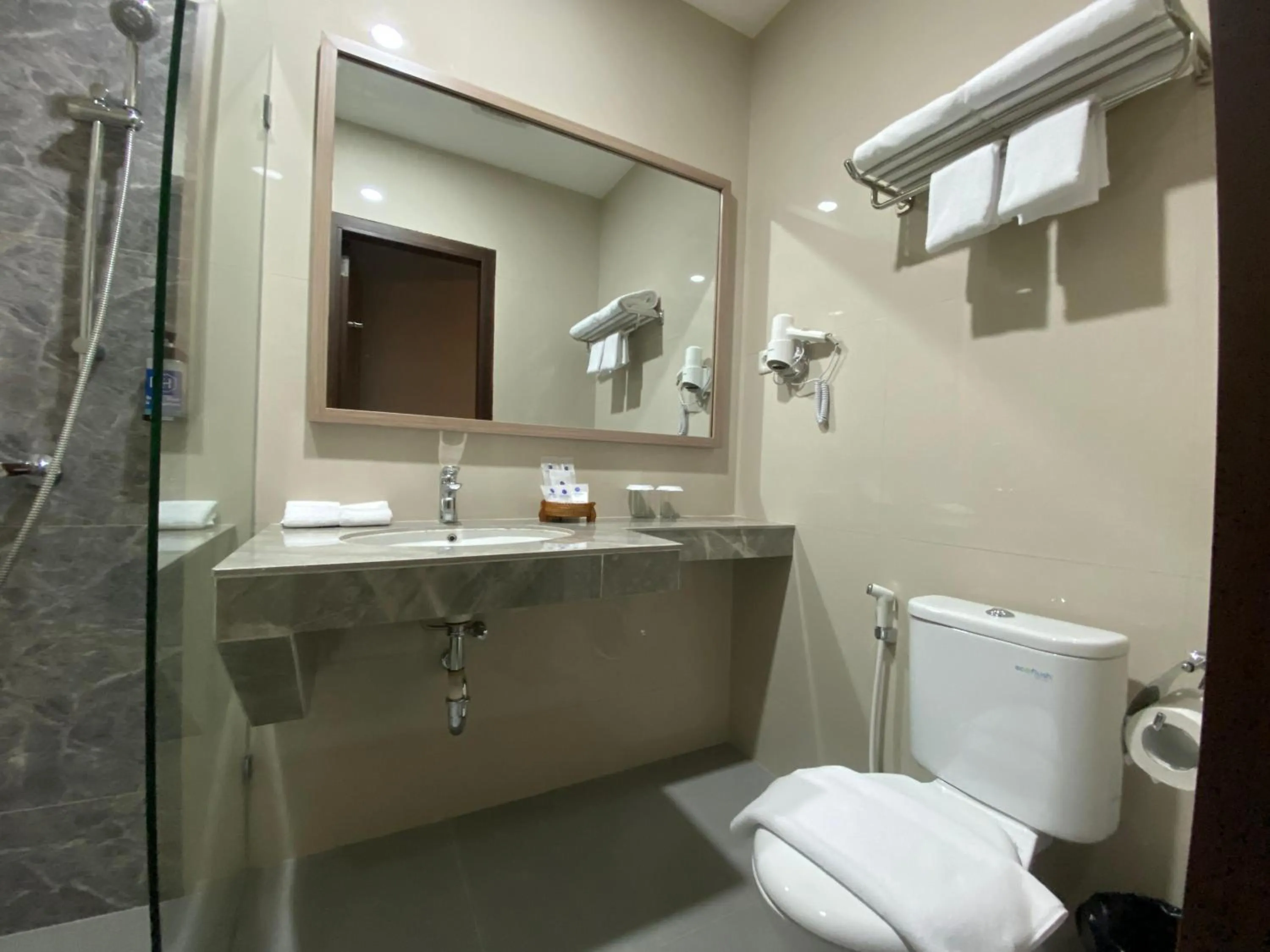 Bathroom in Hexton Hotel Lampung by Amazing