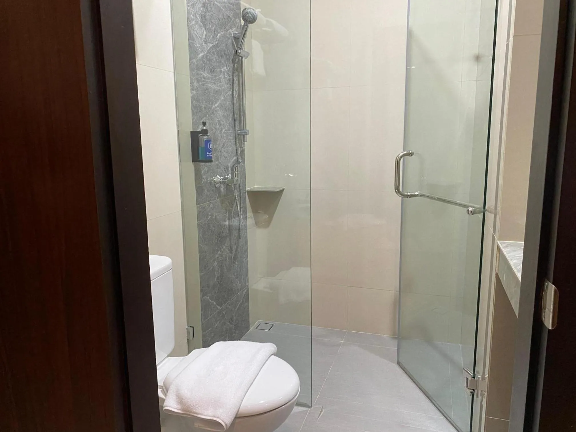 Bathroom in Hexton Hotel Lampung by Amazing