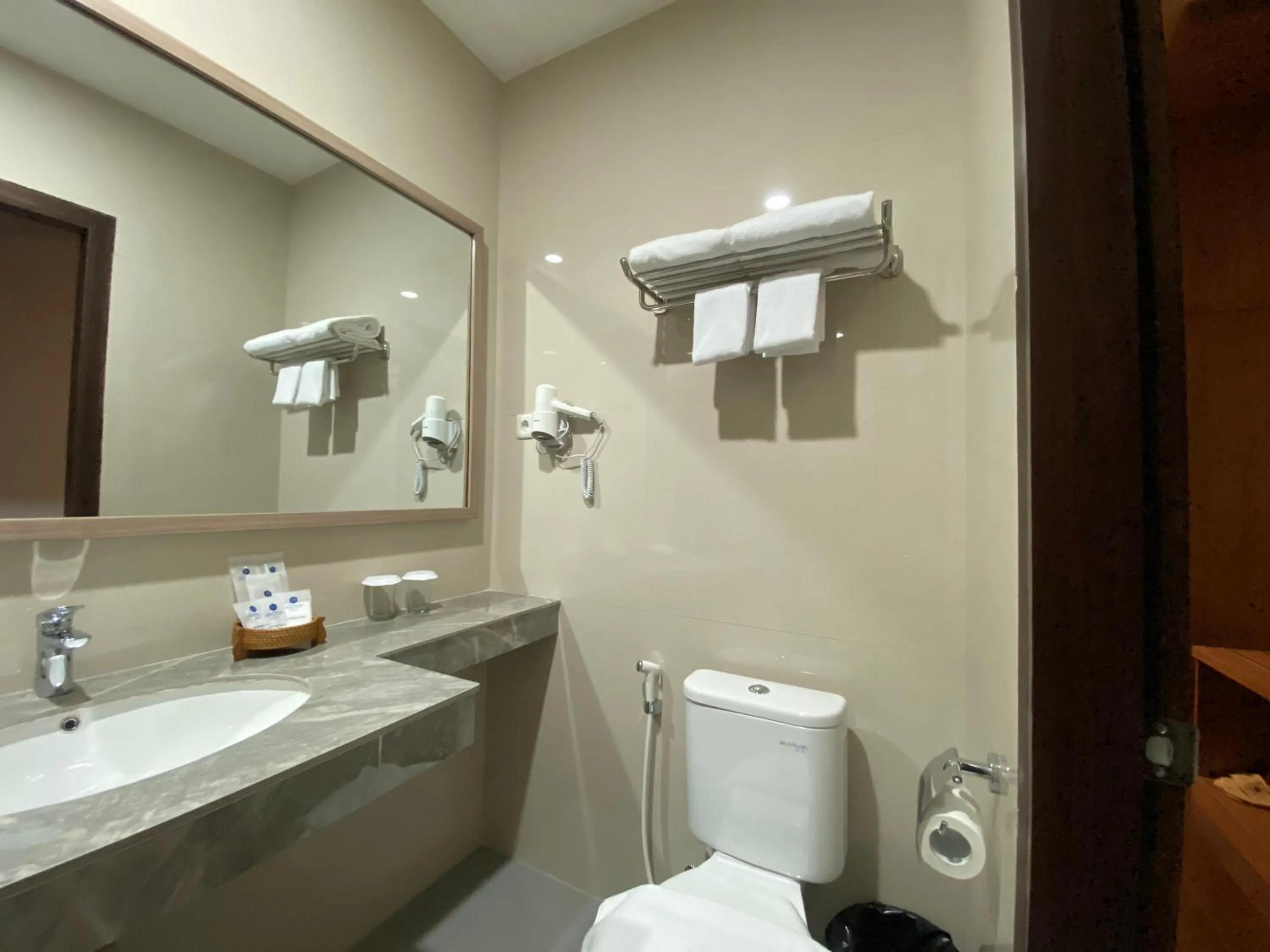 Bathroom in Hexton Hotel Lampung by Amazing