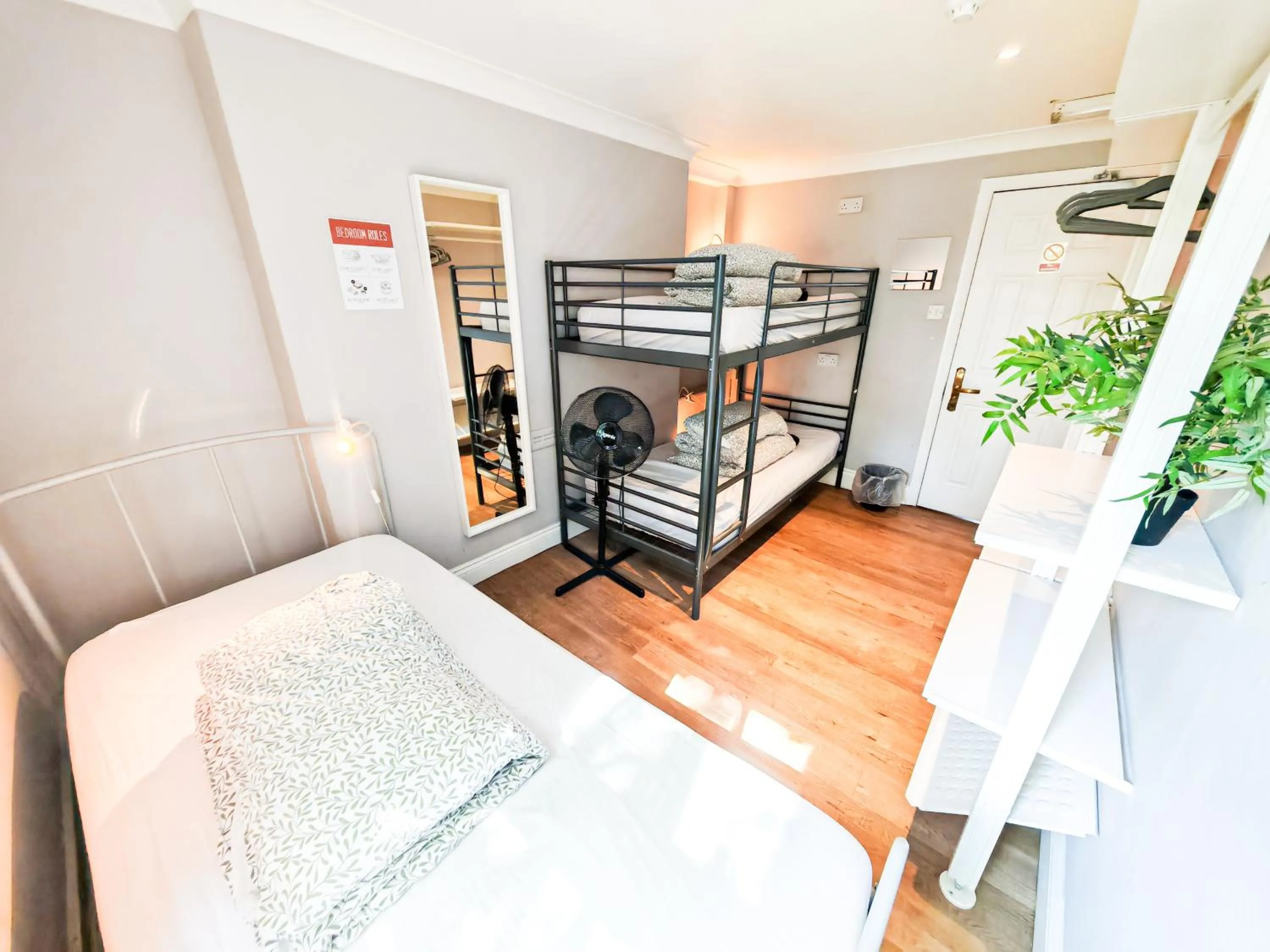 Basic Triple Room with Shared Bathroom in Prime Backpackers Angel