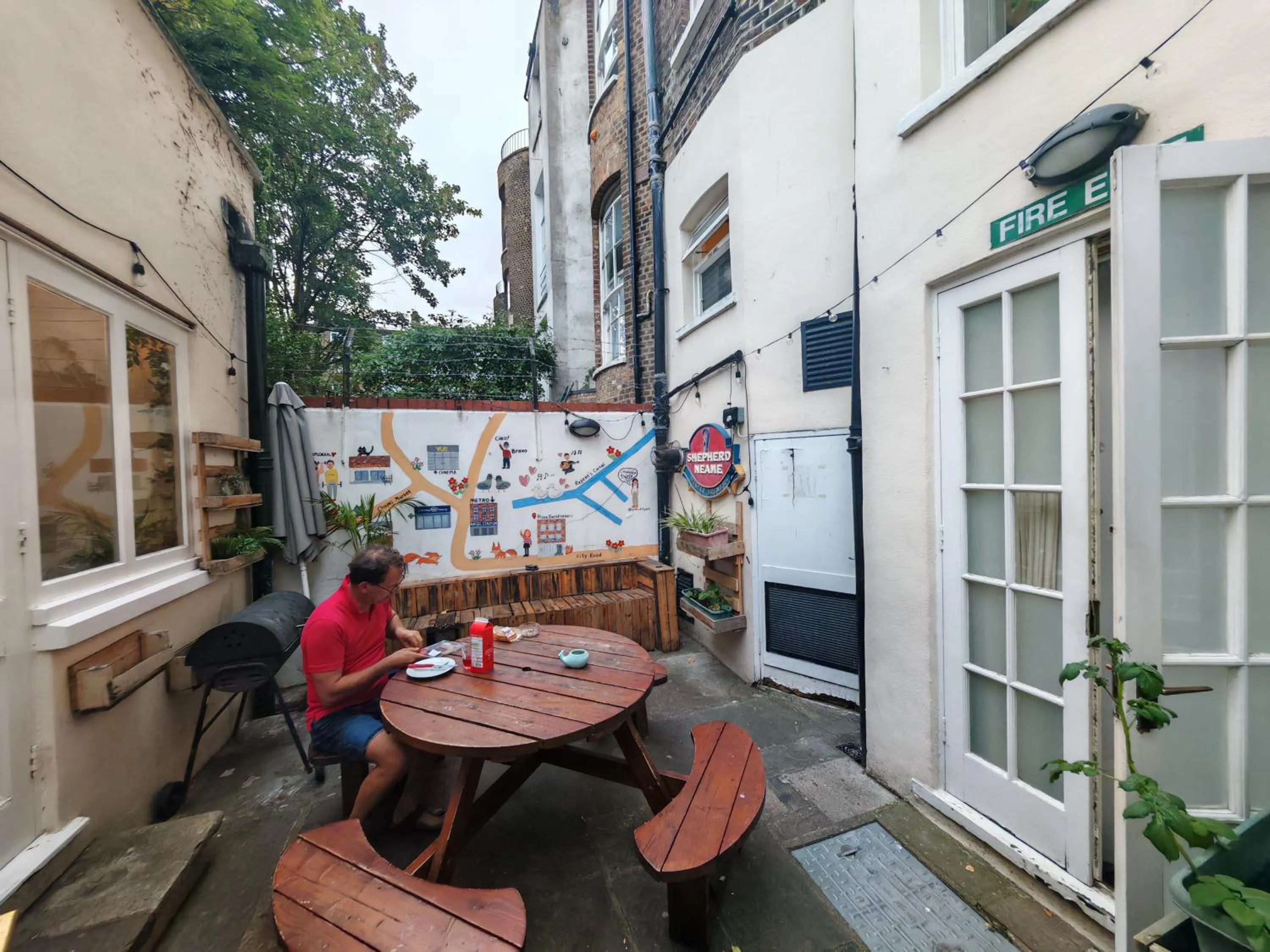 Seating area in Prime Backpackers Angel