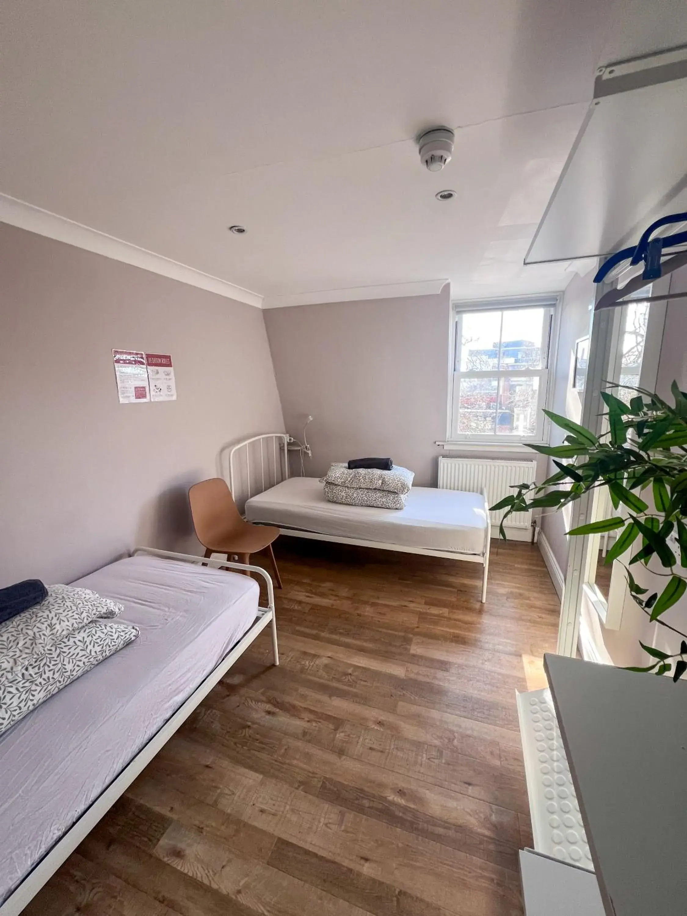 Twin Room with Shared Bathroom in Prime Backpackers Angel Twin Room with Shared Bathroom in Prime Backpackers Angel