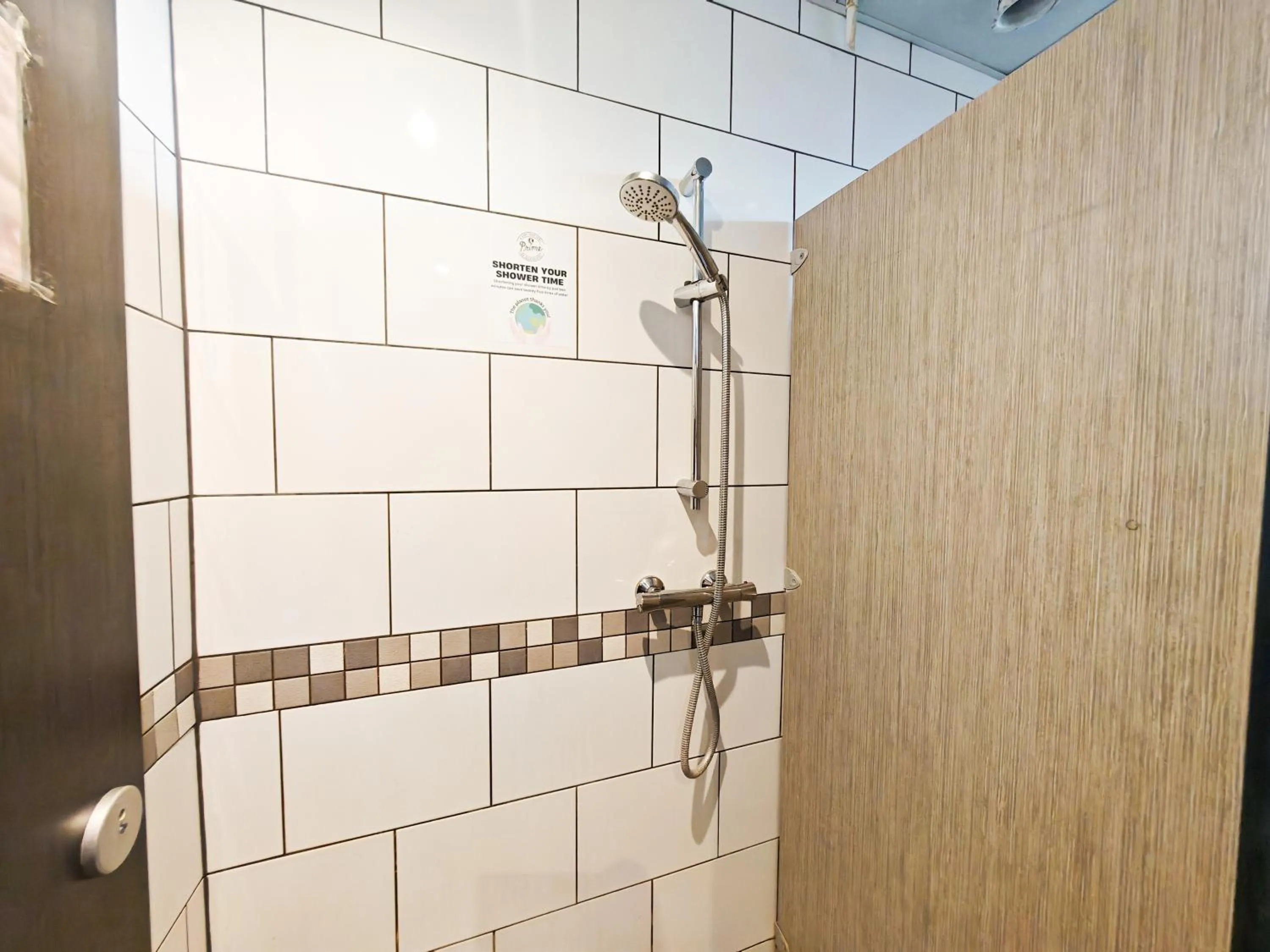 Shower in Prime Backpackers Angel