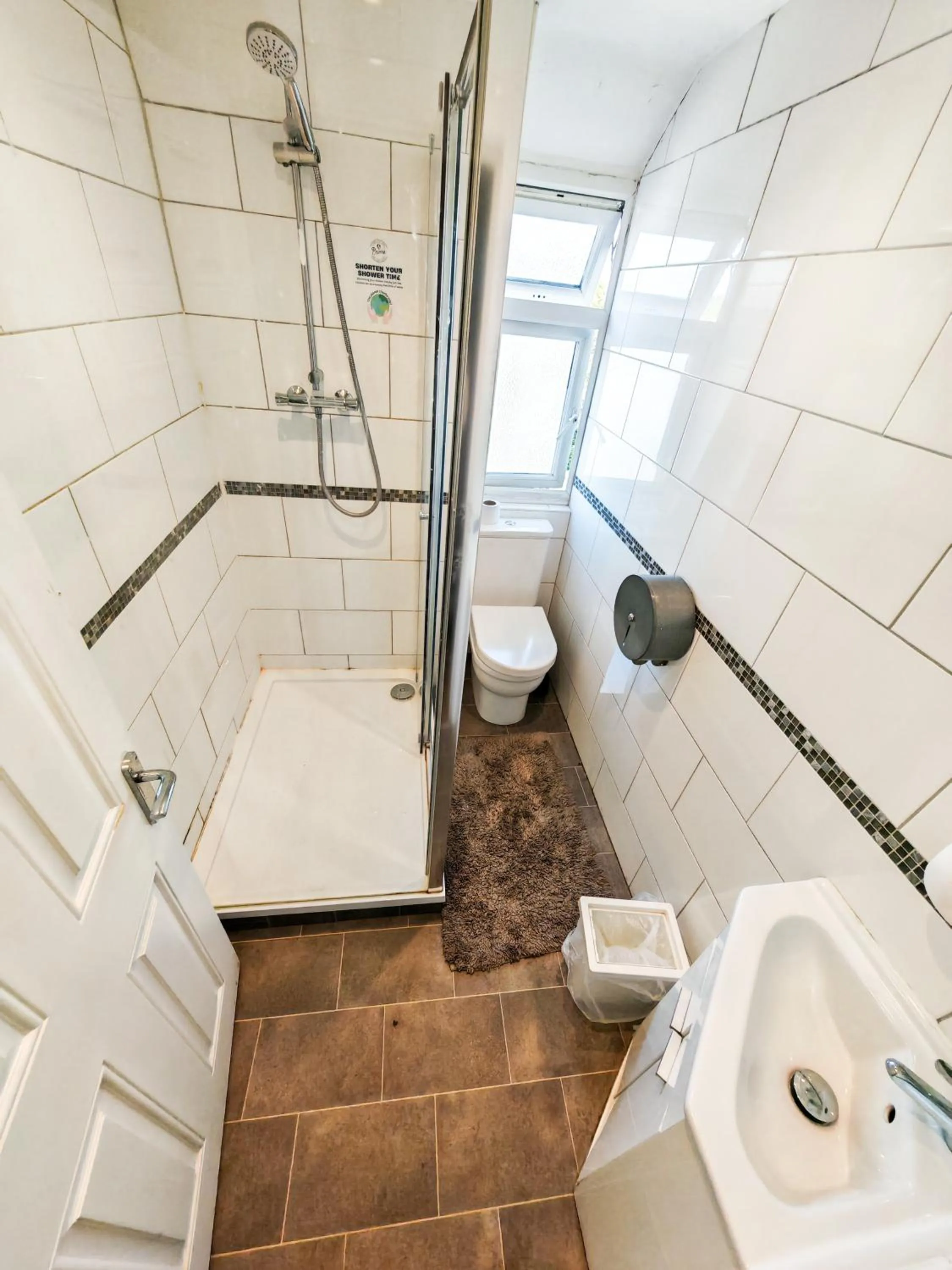 Shower in Prime Backpackers Angel