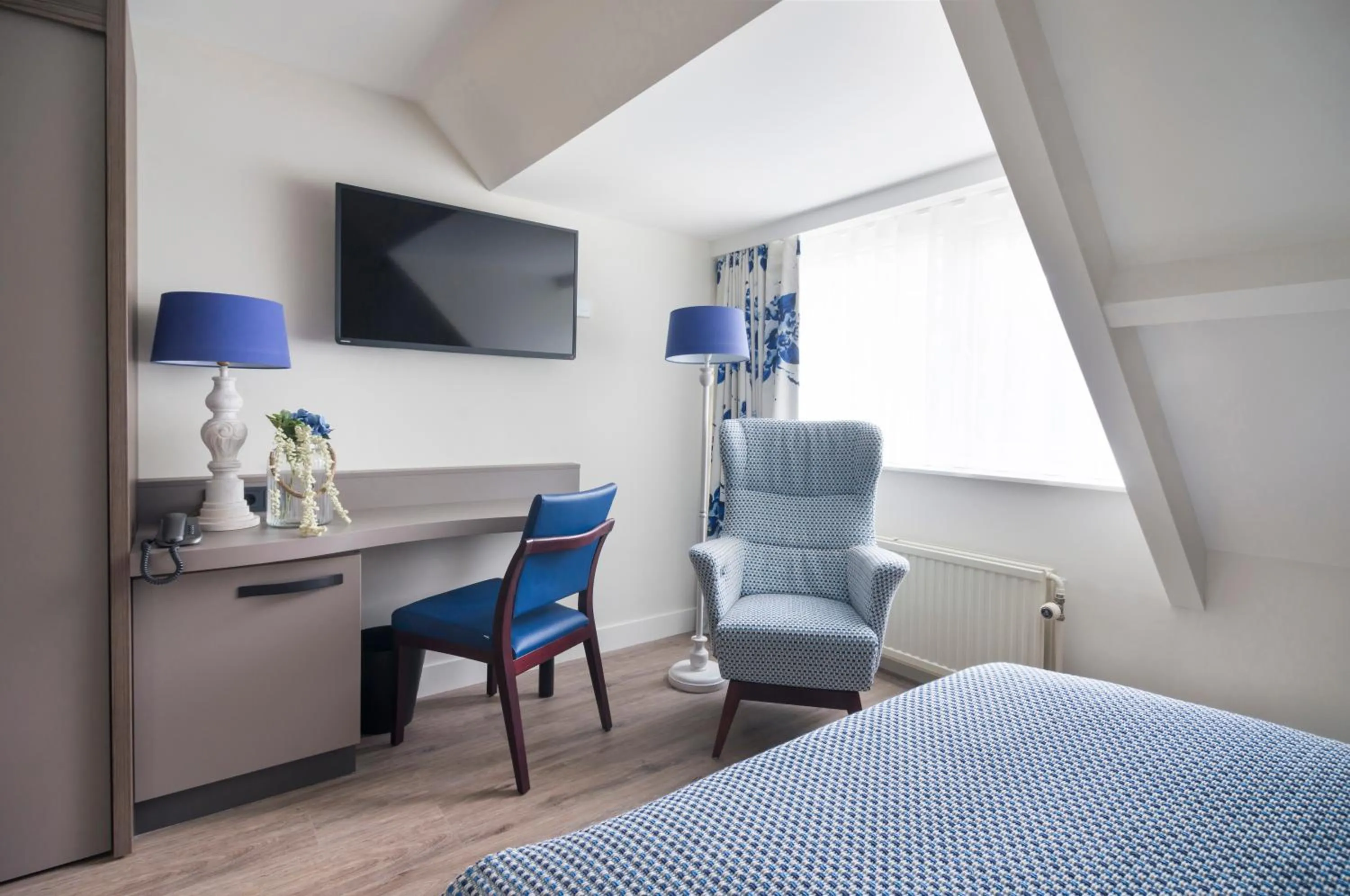 Seating area, Bed in Hotel de Hoeve van Nunspeet