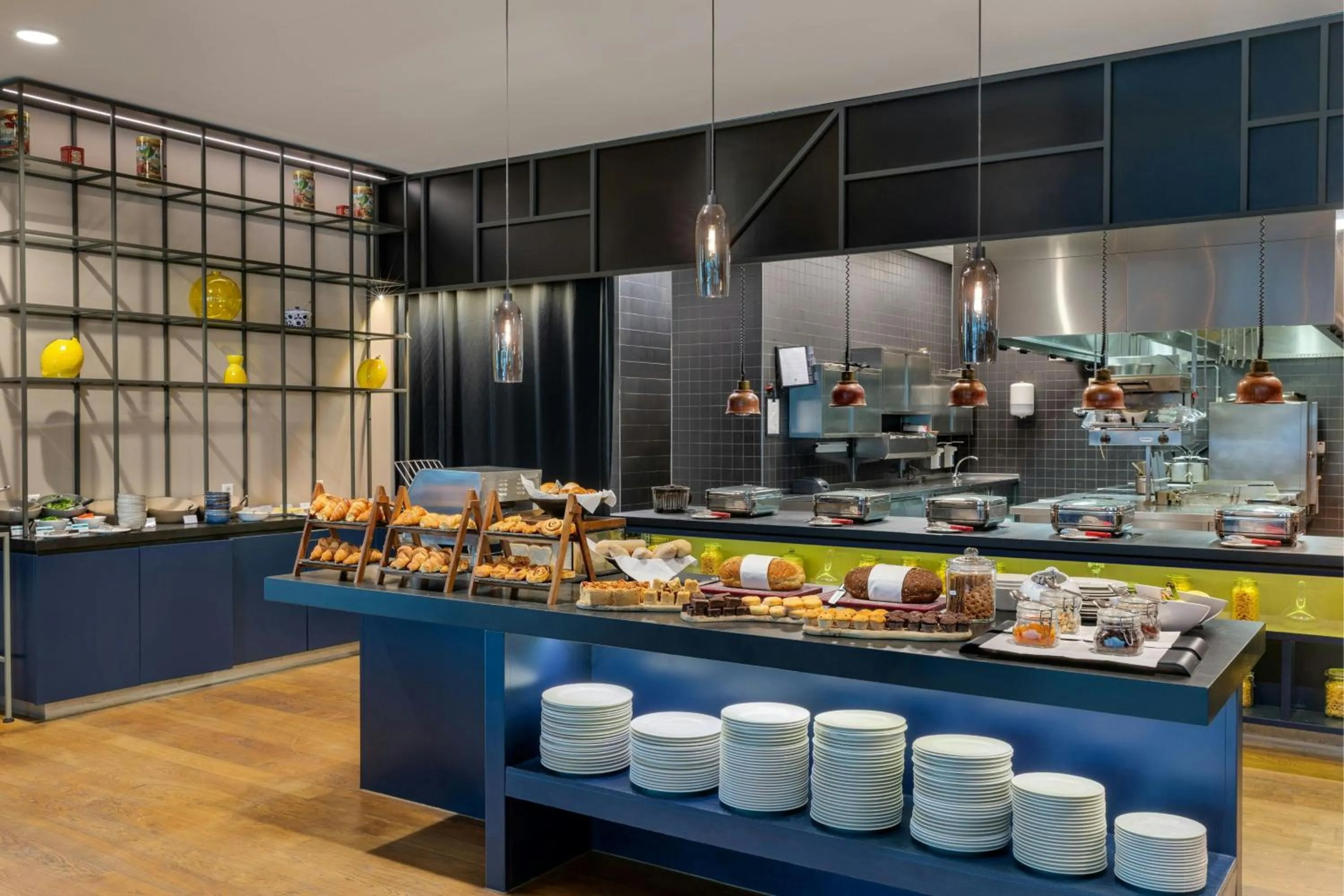 Breakfast in Courtyard by Marriott Amsterdam Arena Atlas