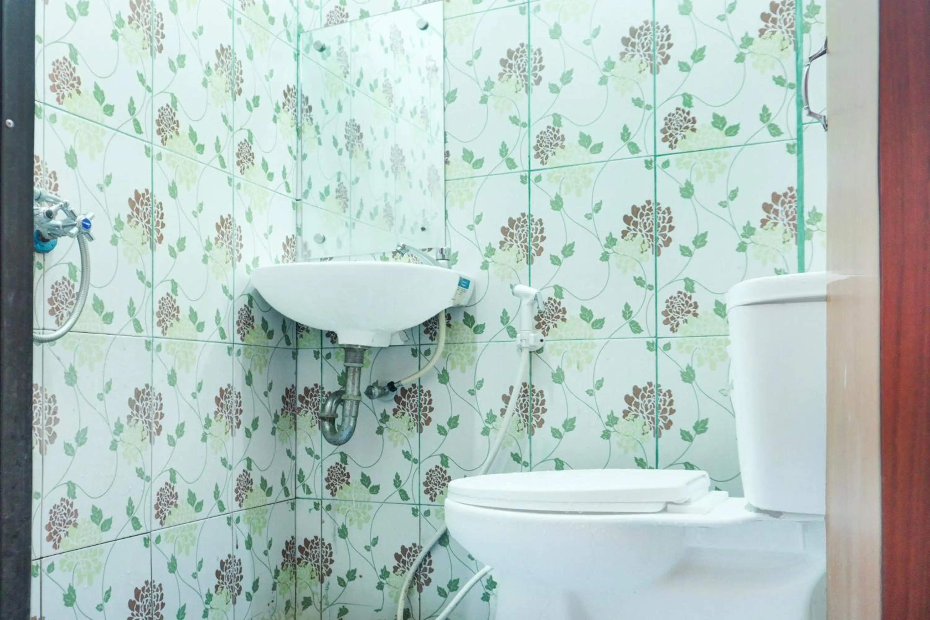 Bathroom in Hotel O Ilir Timur I Near Rsud Siti Fatimah Az-Zahra Formerly Lumendiva Suite