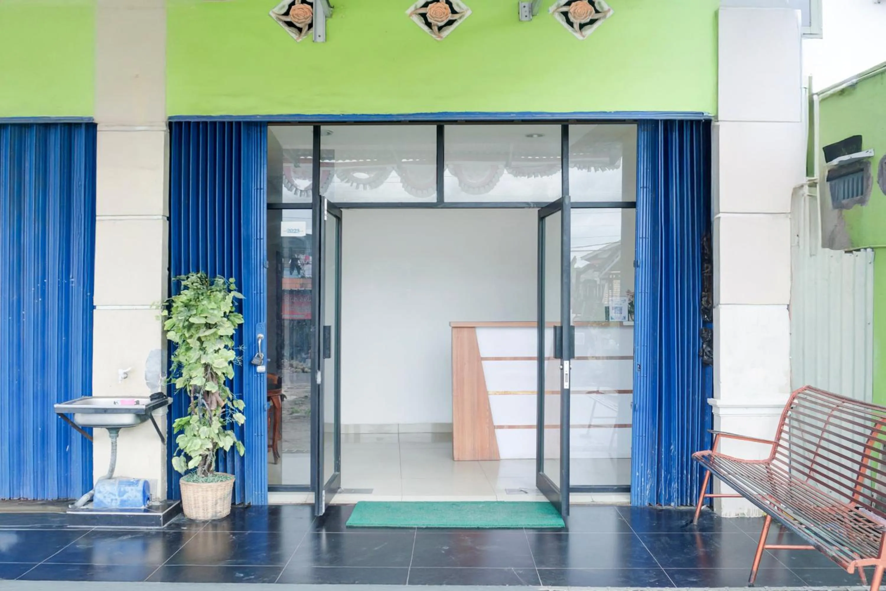 Lobby or reception in Hotel O Ilir Timur I Near Rsud Siti Fatimah Az-Zahra Formerly Lumendiva Suite