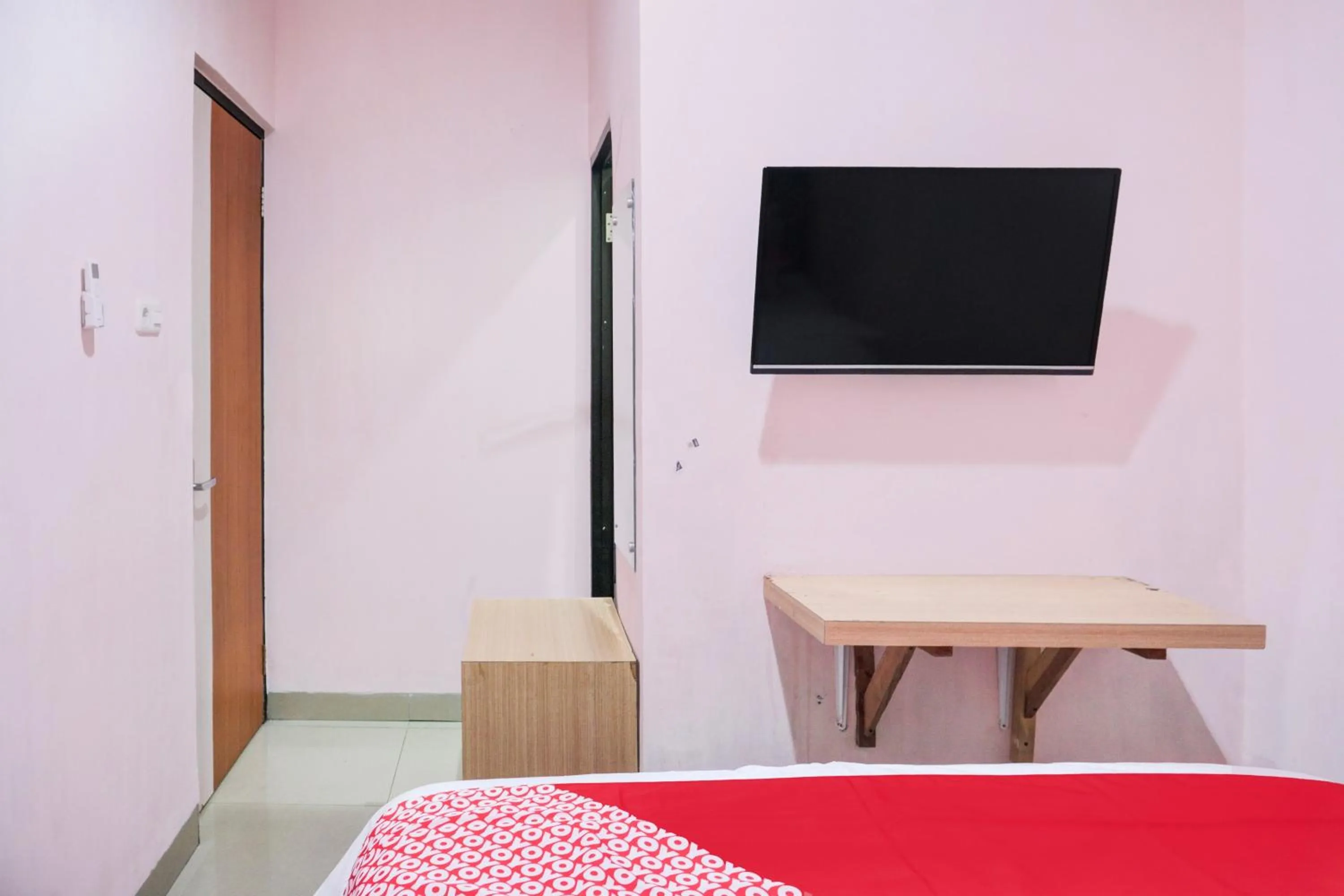 Bedroom, Bed in Hotel O Ilir Timur I Near Rsud Siti Fatimah Az-Zahra Formerly Lumendiva Suite