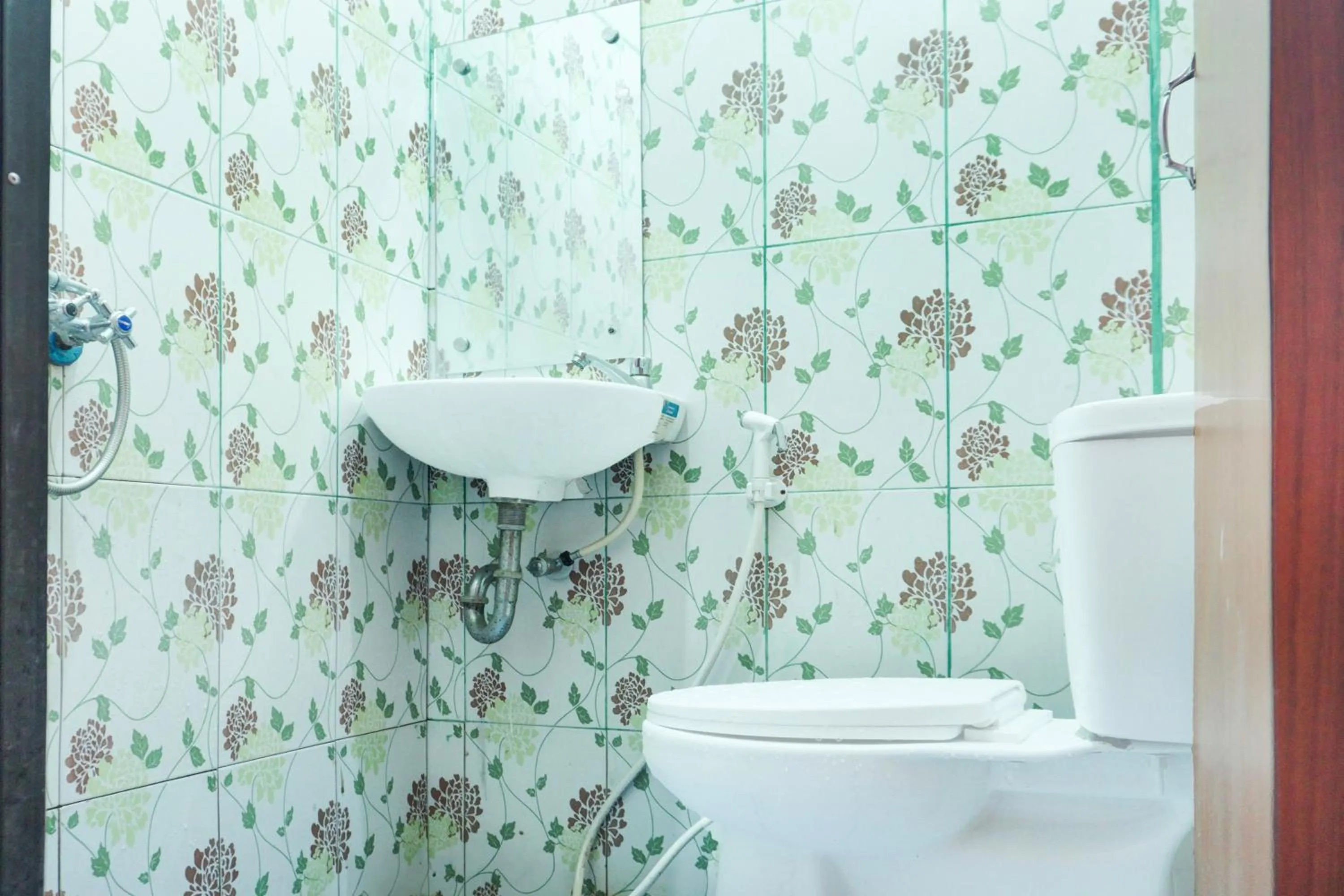 Bathroom in Hotel O Ilir Timur I Near Rsud Siti Fatimah Az-Zahra Formerly Lumendiva Suite