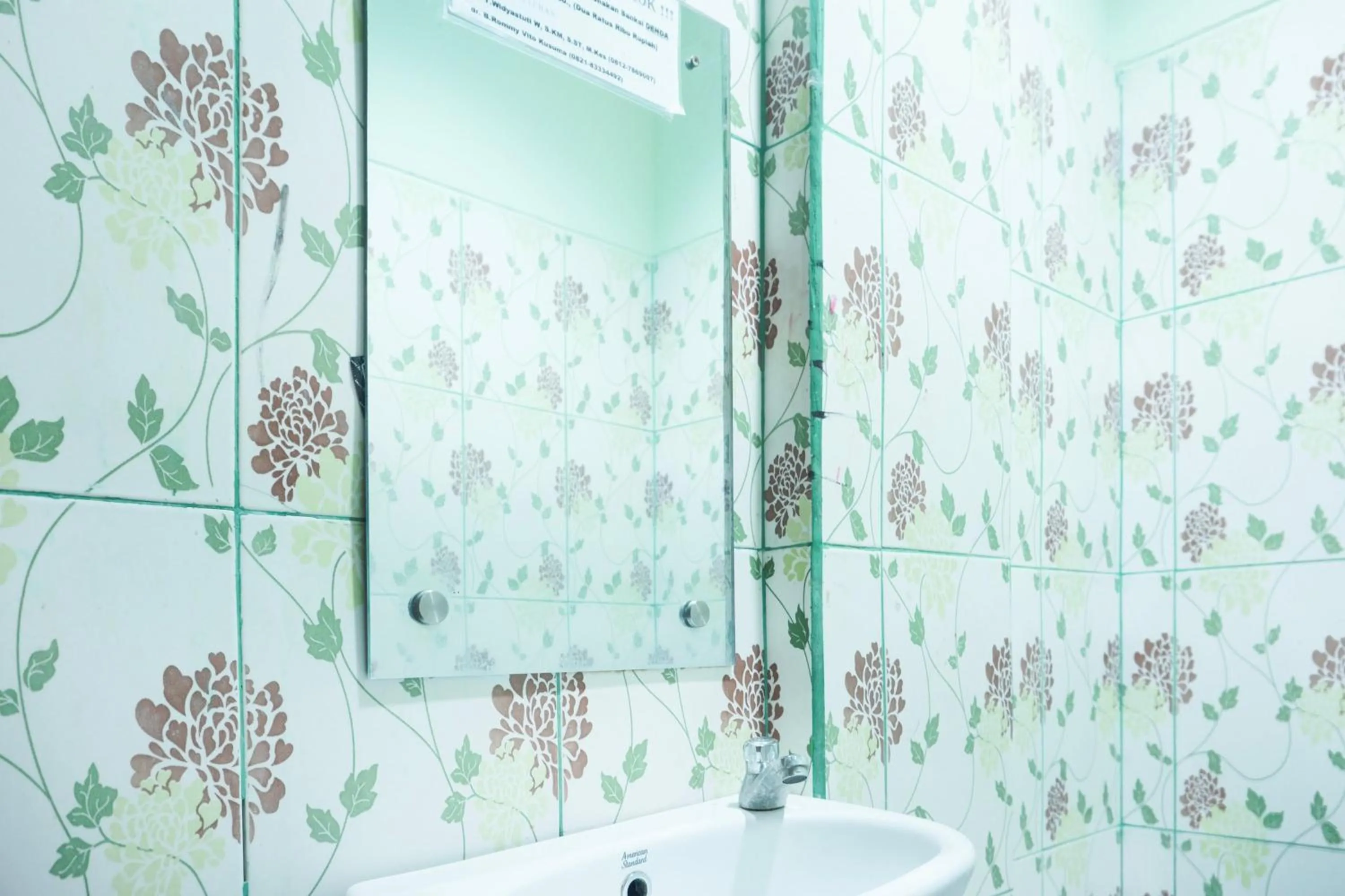 Bathroom in Hotel O Ilir Timur I Near Rsud Siti Fatimah Az-Zahra Formerly Lumendiva Suite