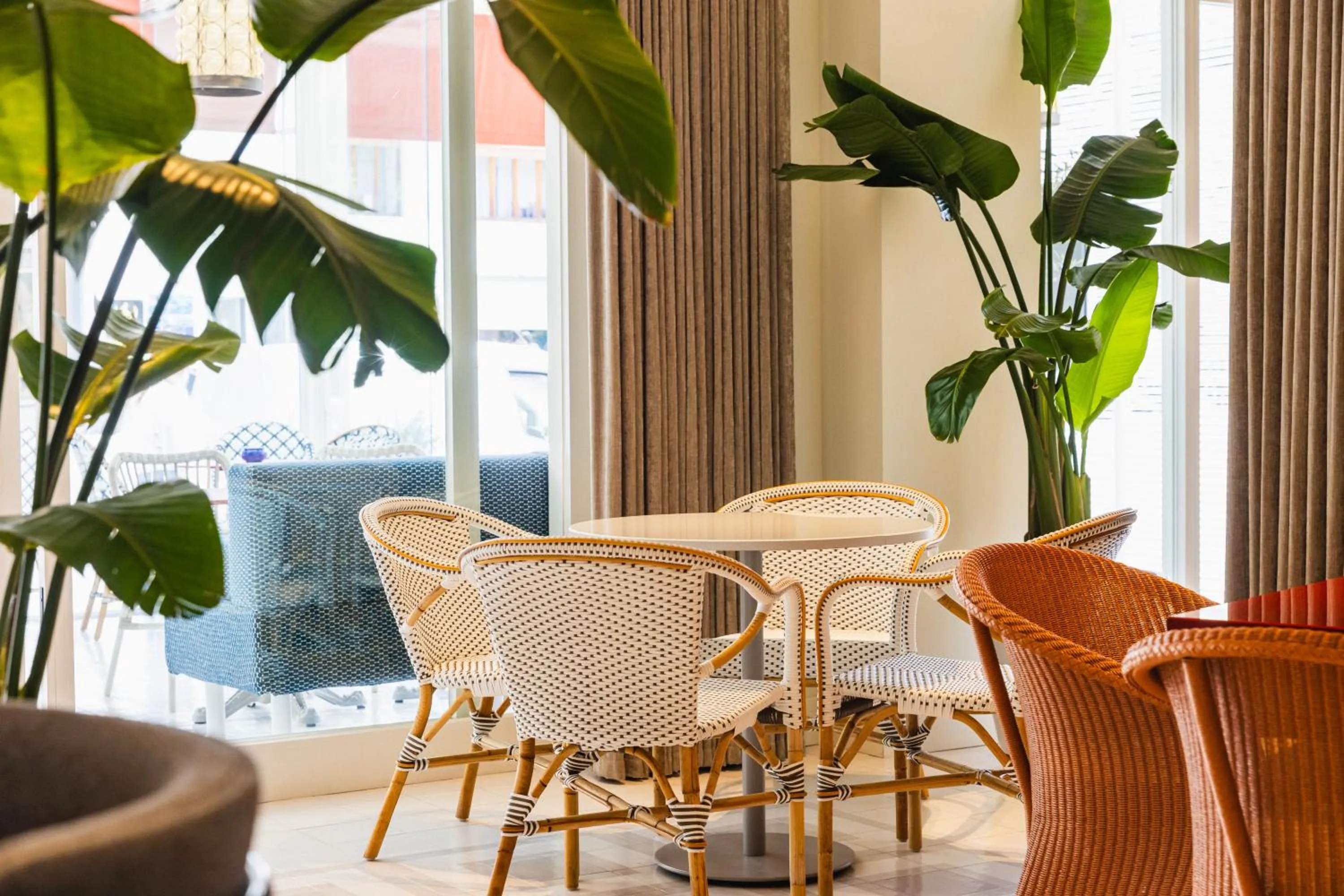 Restaurant/places to eat in Hotel Plaza