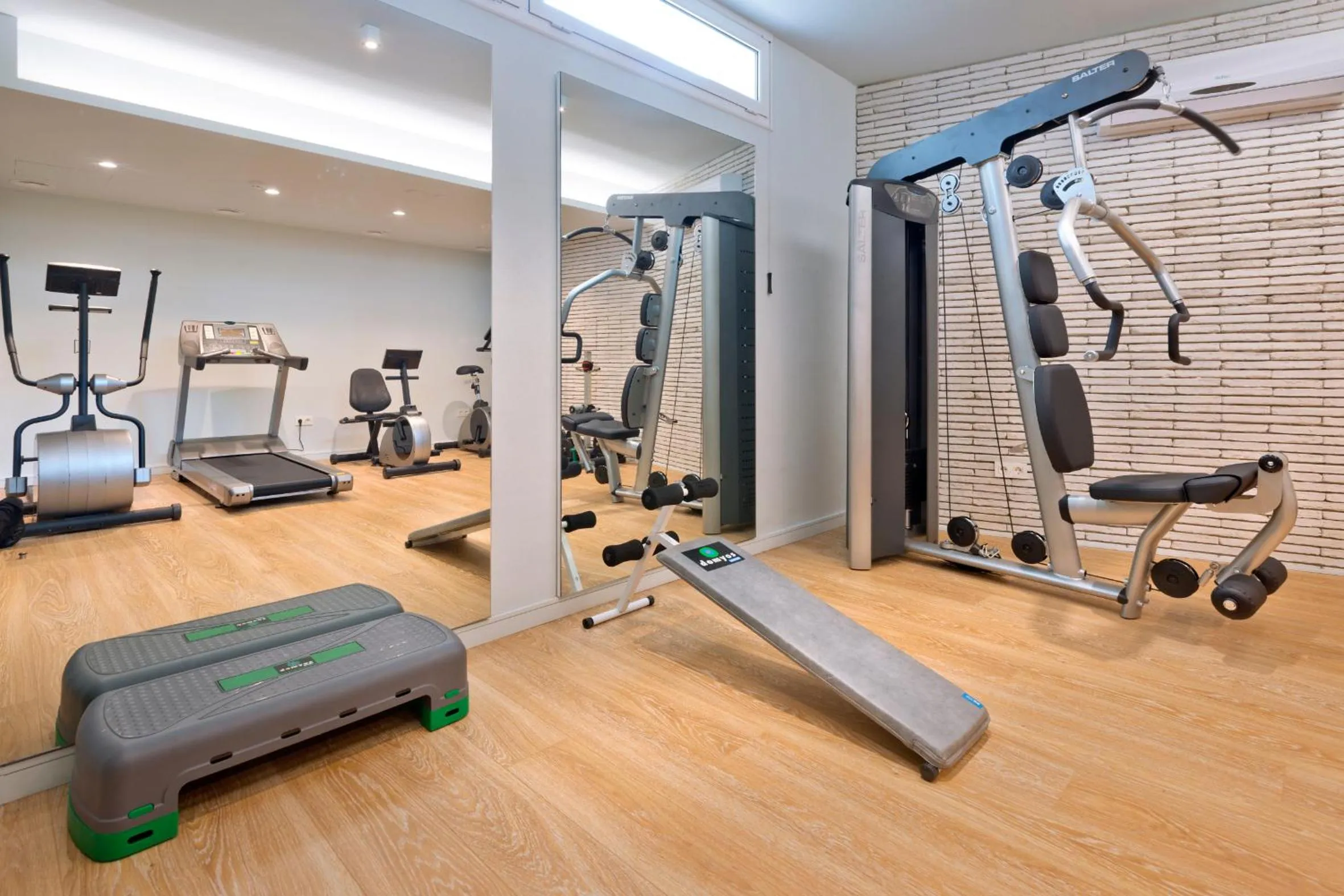 Fitness centre/facilities in Mònica Hotel