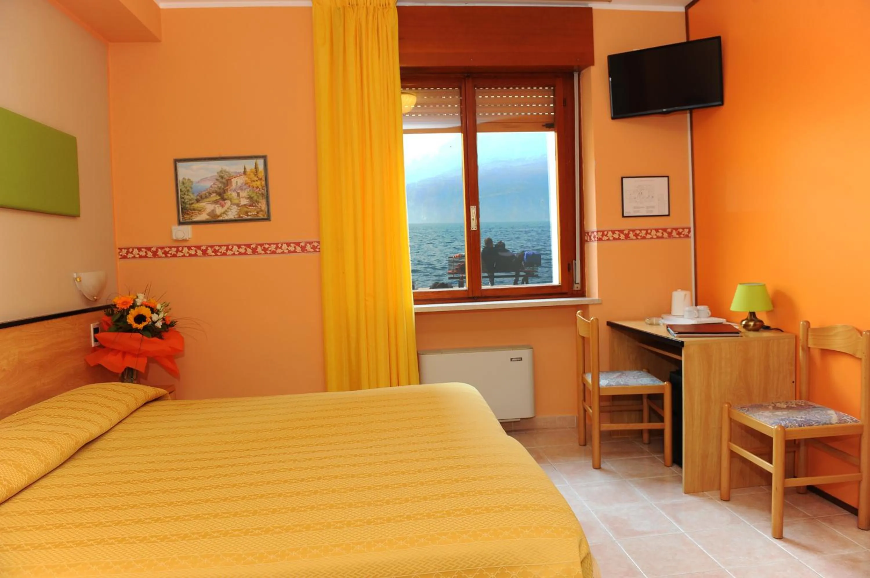 Shower, Bed in Hotel Cristallo